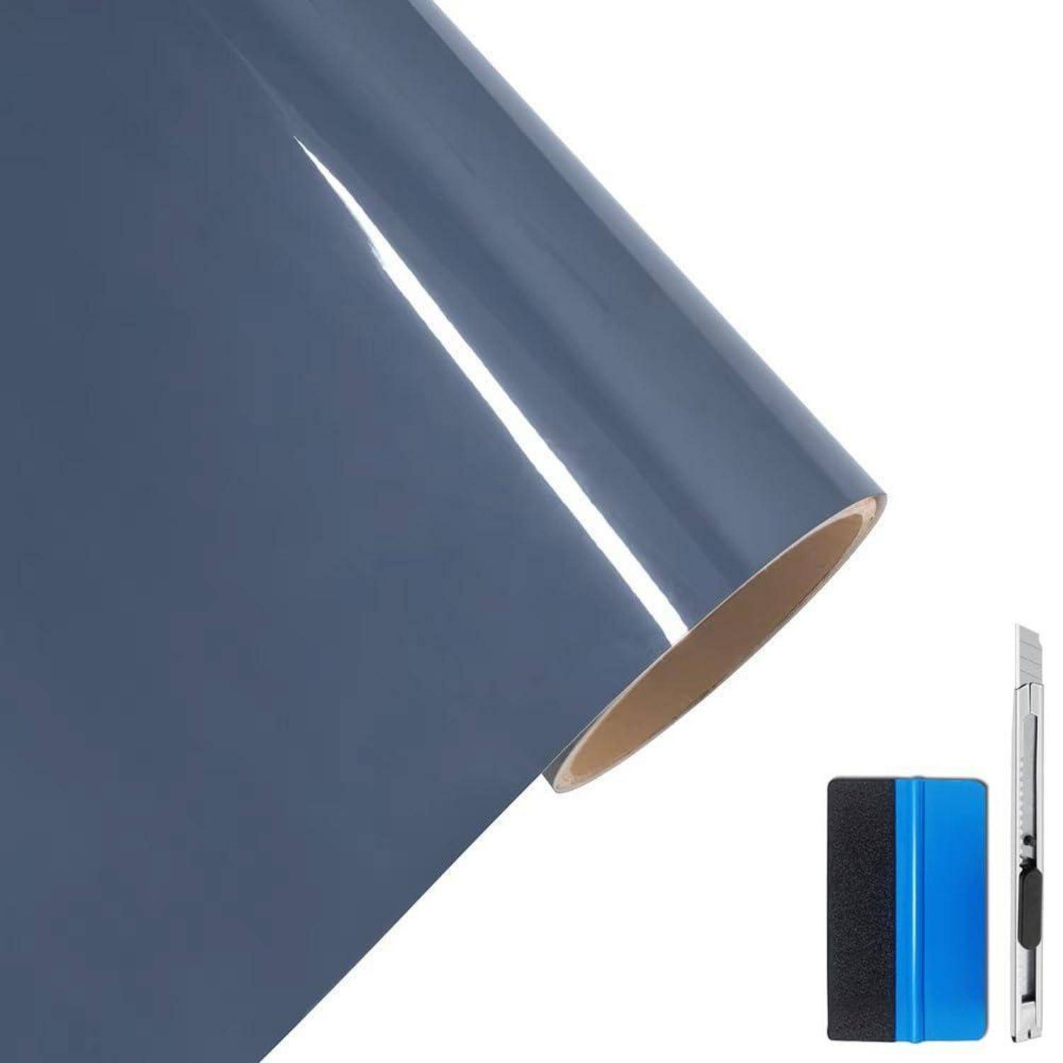 Grauer Haftklebefolien-Rolle, blauer Filzrakel und Universalmesser auf weißem Hintergrund, die Werkzeuge zur Vinylanbringung anzeigen.