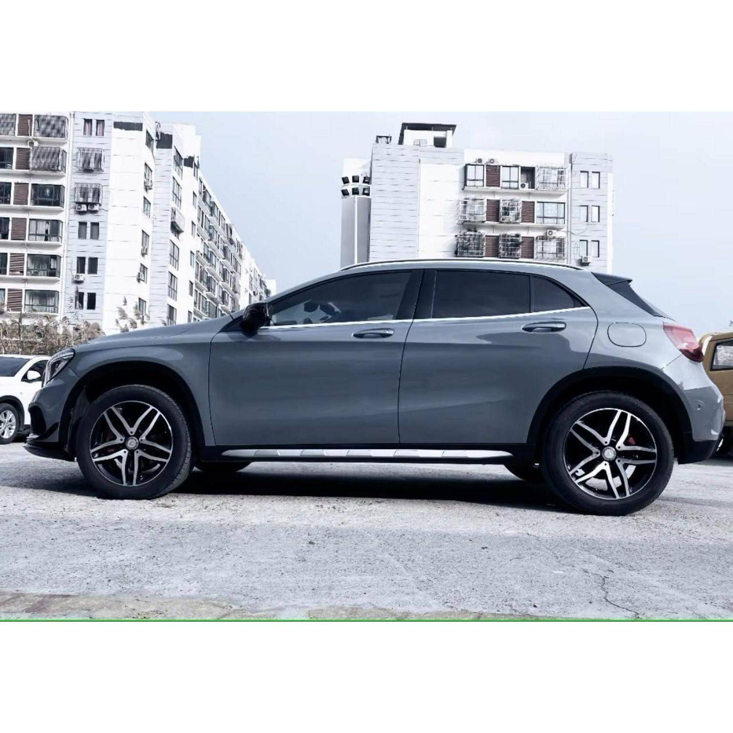 Grauer Schrägheck-SUV, der auf einer Straße vor Wohngebäuden geparkt ist, von der Seite gezeigt.