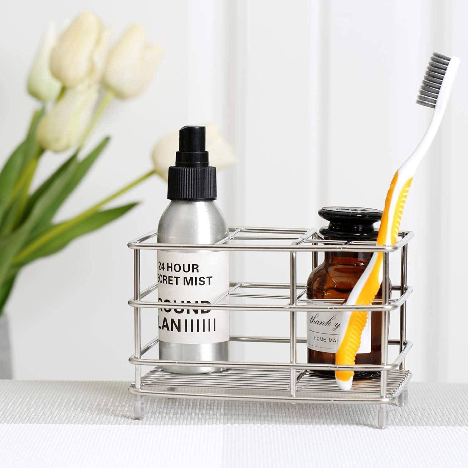 Badezimmer-Organizer, der eine Sprühflasche, ein Glas und eine Zahnbürste in einem Metall-Caddy auf einer Arbeitsplatte hält, mit unscharfen Blumen im Hintergrund.