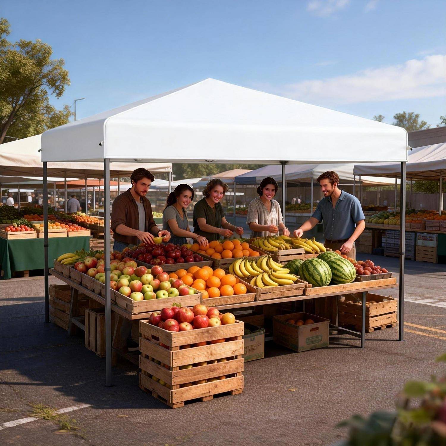 Fünf Personen stehen an einem Obst-Marktstand im Freien und ordnen Äpfel, Orangen, Bananen und Wassermelonen unter einem weißen Baldachin an.