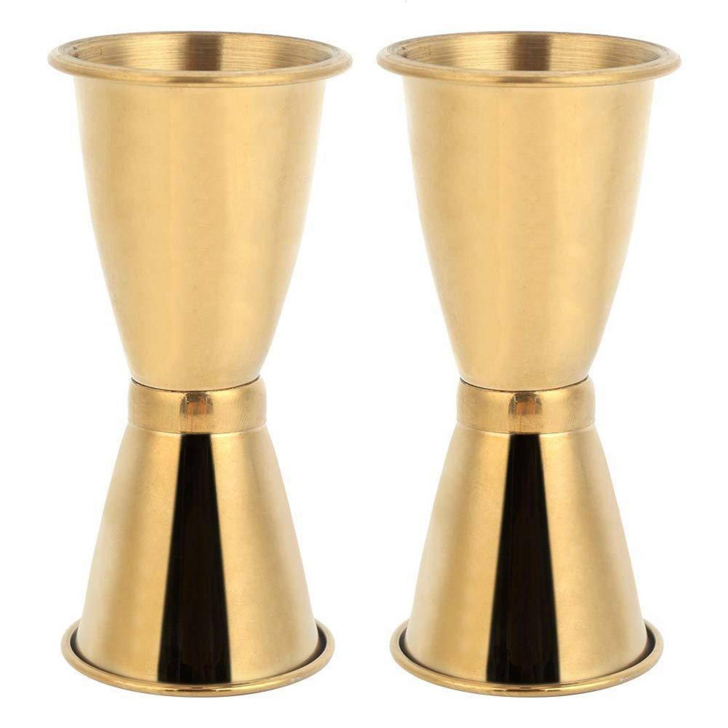 Zwei goldfarbene Metallmessbecher nebeneinander auf weißem Hintergrund.