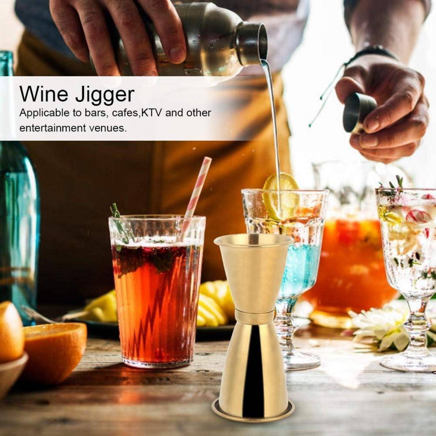 Cocktailbar-Szene, die einen Edelstahl-Weinjigger zeigt, der verwendet wird, um Spirituosen in gemischte Getränke zu gießen; der Text lautet „Weinjigger