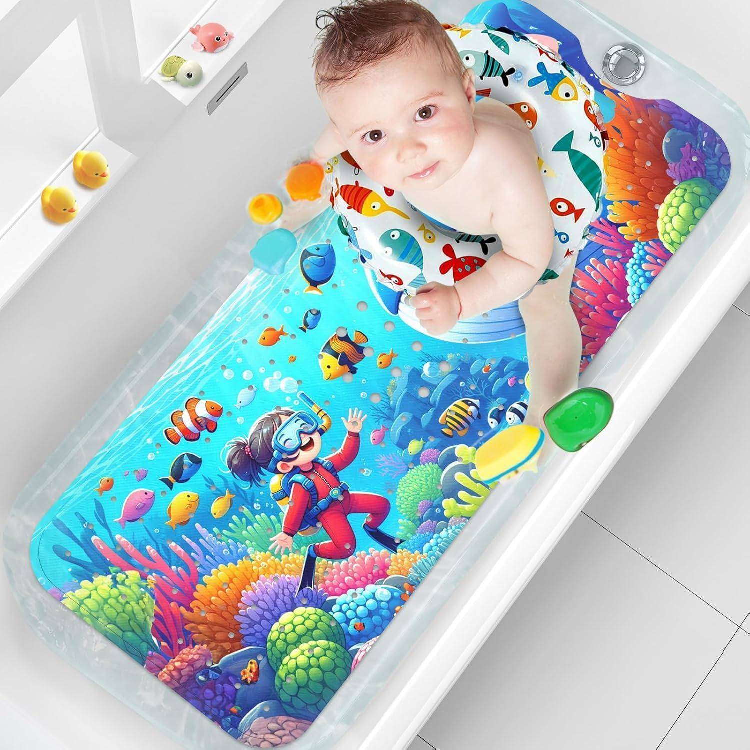 Baby sitzt in einer Badewanne mit einer Unterwasser-Ozean-Badewannenmatte, umgeben von bunten Fischen und Badespielzeugen.