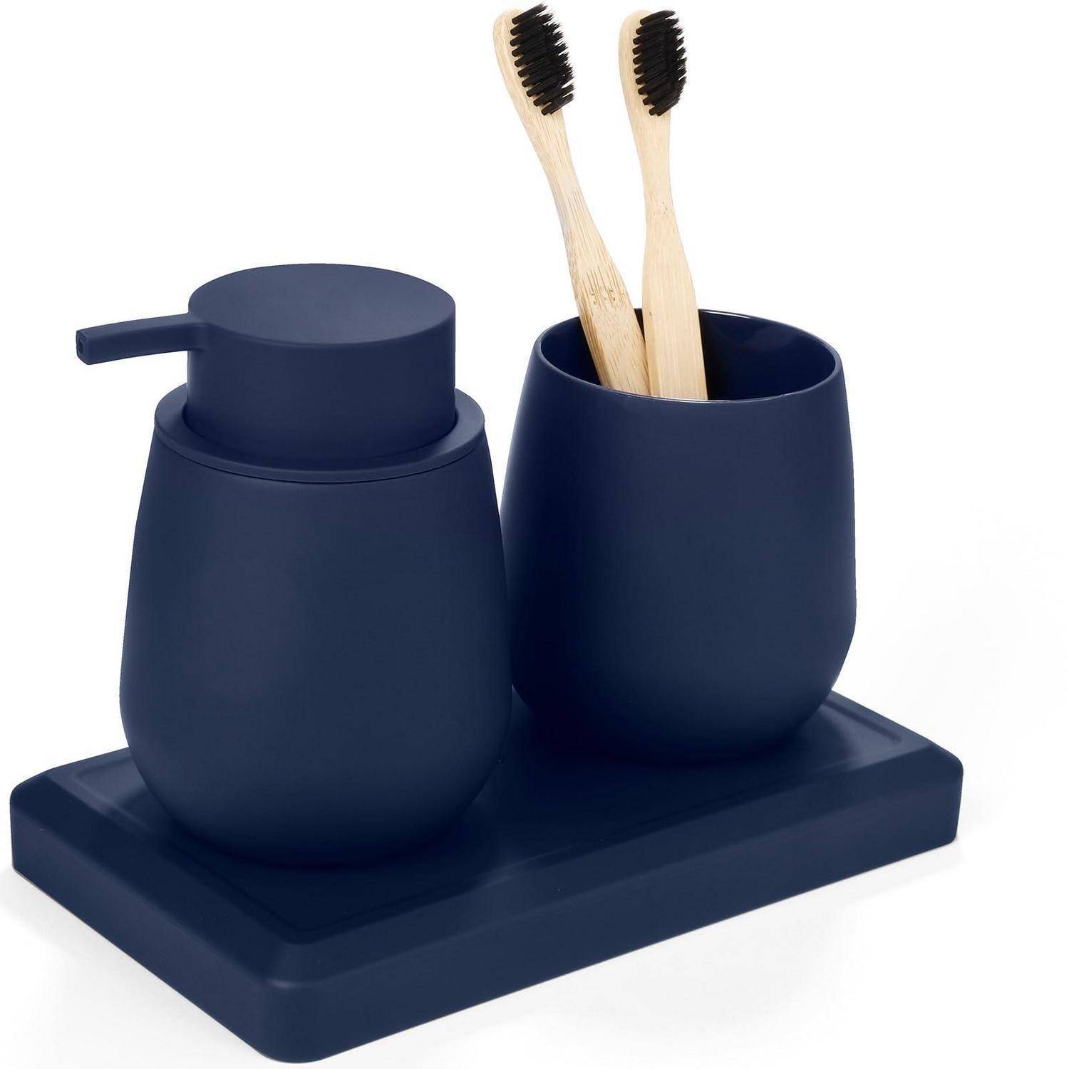 Marineblaues Badezimmer-Arbeitsplatzset mit Seifenspender und Zahnbürstenhalter mit zwei Bambus-Zahnbürsten auf einem passenden Tablett.