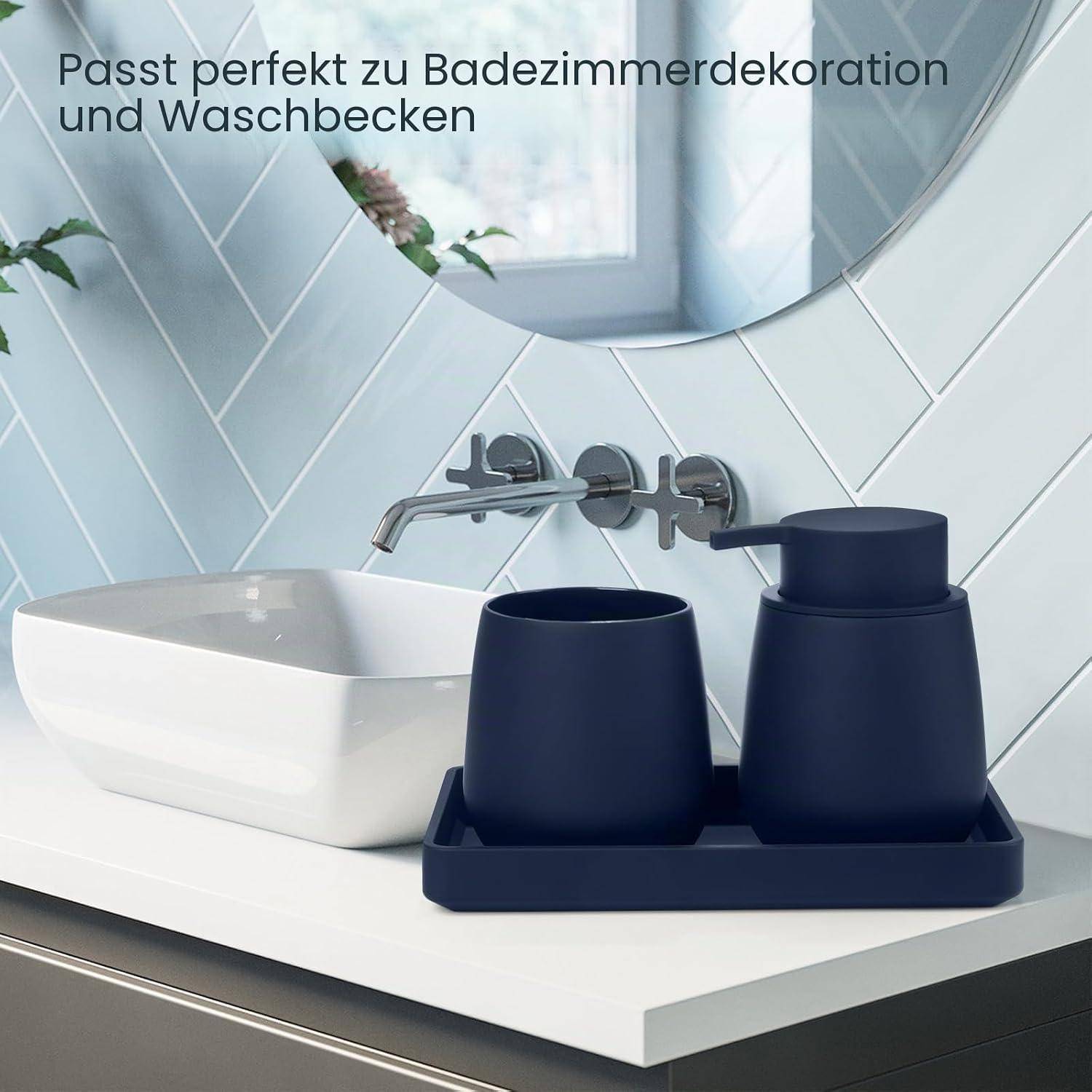 Waschbecken mit weißem Becken, rundem Spiegel und dunkelblauem Seifenspender auf einem Tablett angeordnet; deutscher Text lautet „Passt perfekt zu Badezimmerdekoration und Waschbecken
