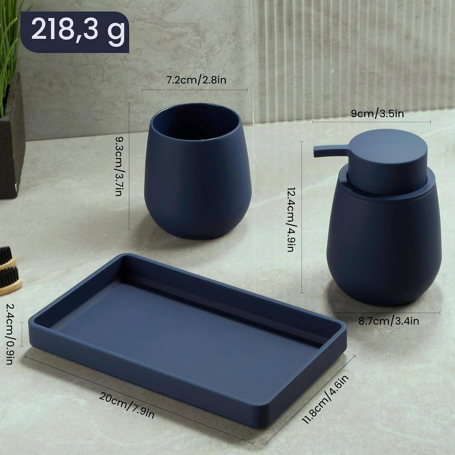 Produktfoto eines marineblauen Badezimmerset: Seifenspender, Zahnputzbecher und rechteckiges Tablett mit beschrifteten Abmessungen in cm/in und Gewicht 218,3 g.