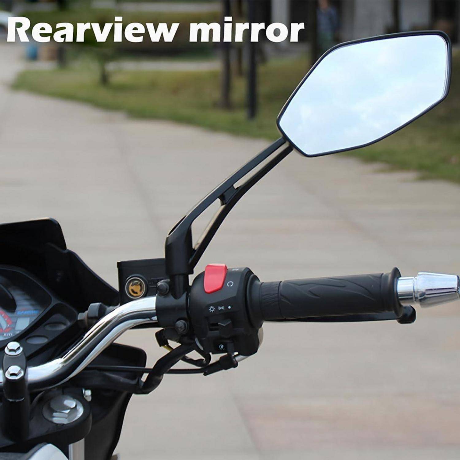 Motorradlenker mit angebrachtem Rückspiegel, in Nahaufnahme auf einer Straße im Freien gezeigt.