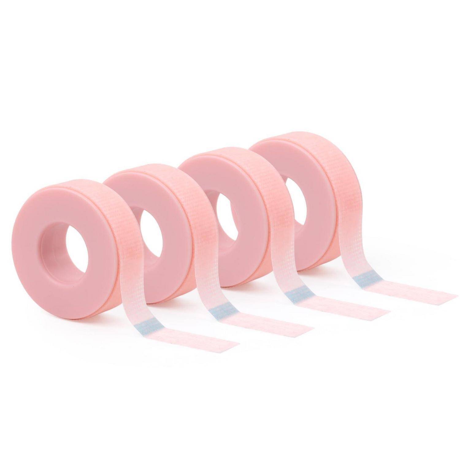 Vier rosa Klebeband-Rollen mit herausgezogenen und überlappenden Streifen auf weißem Hintergrund.