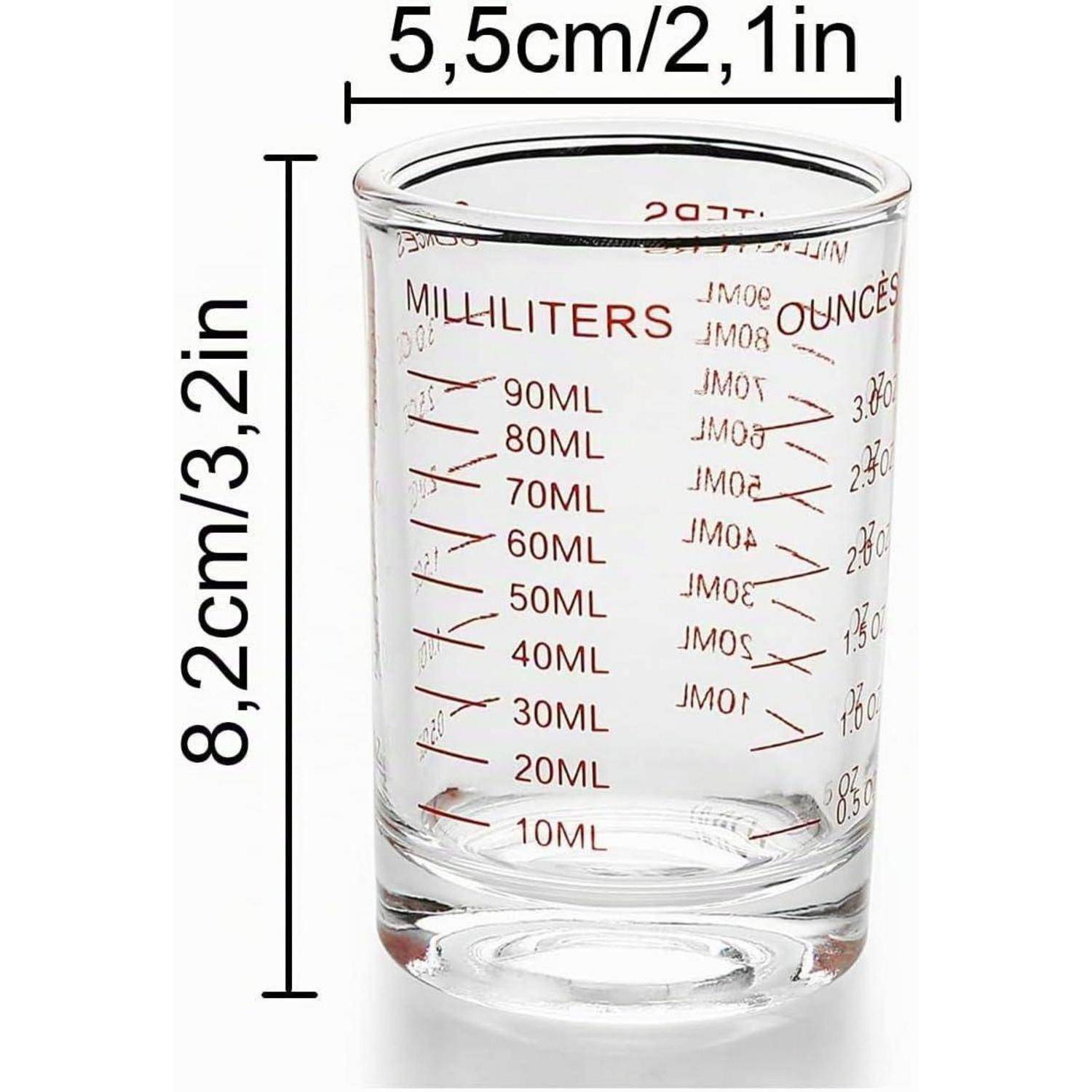 Klares Glesmessbecher mit Milliliter- und Unzen-Markierungen, dargestellt mit Größenangaben 8,2 cm hoch und 5,5 cm breit.