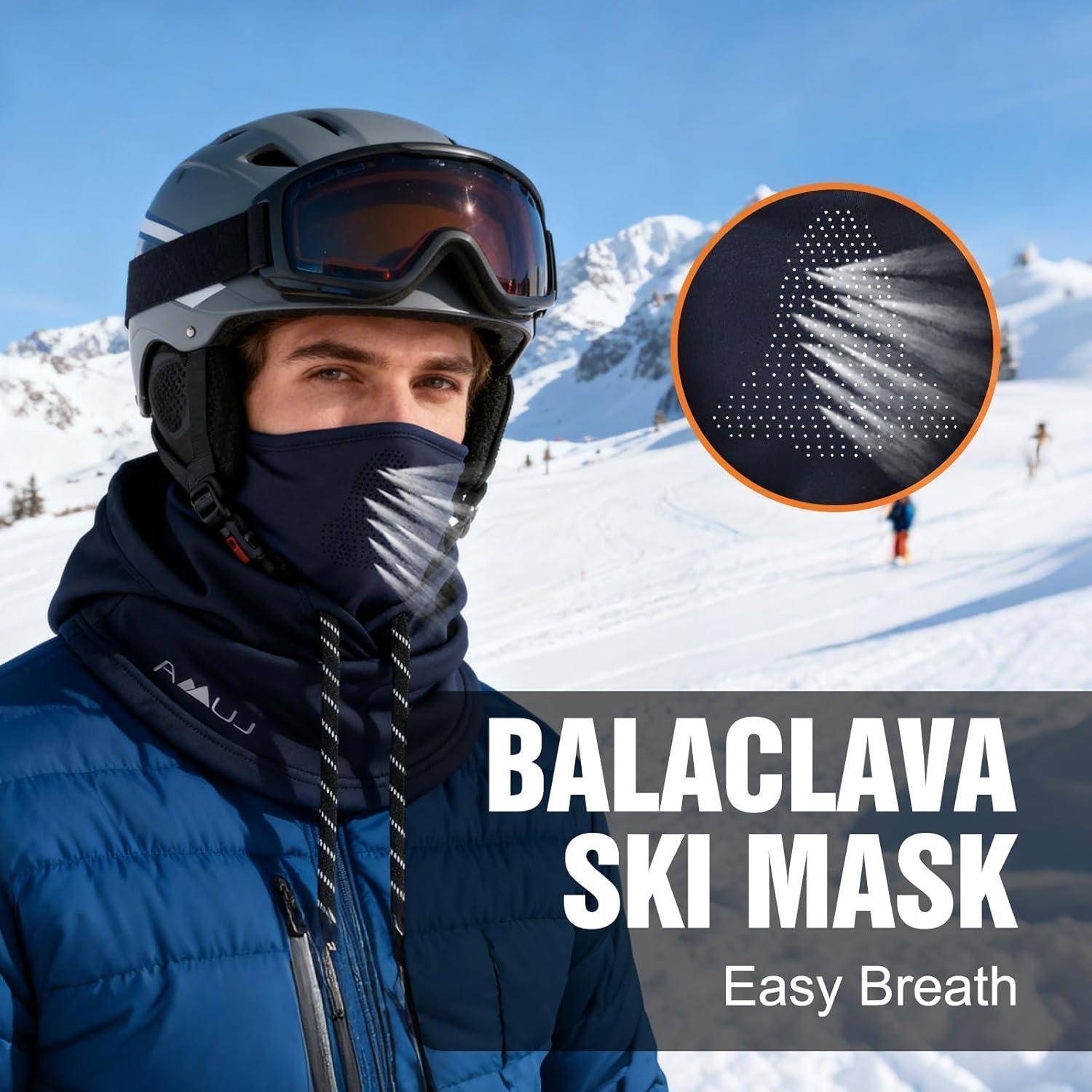 Porträt eines Skifahrers, der einen Helm, eine Skibrille und eine dunkelblaue Sturmhaube trägt, in verschneiten Bergen; der Text lautet „STURMHAUBE SKI-MASKE