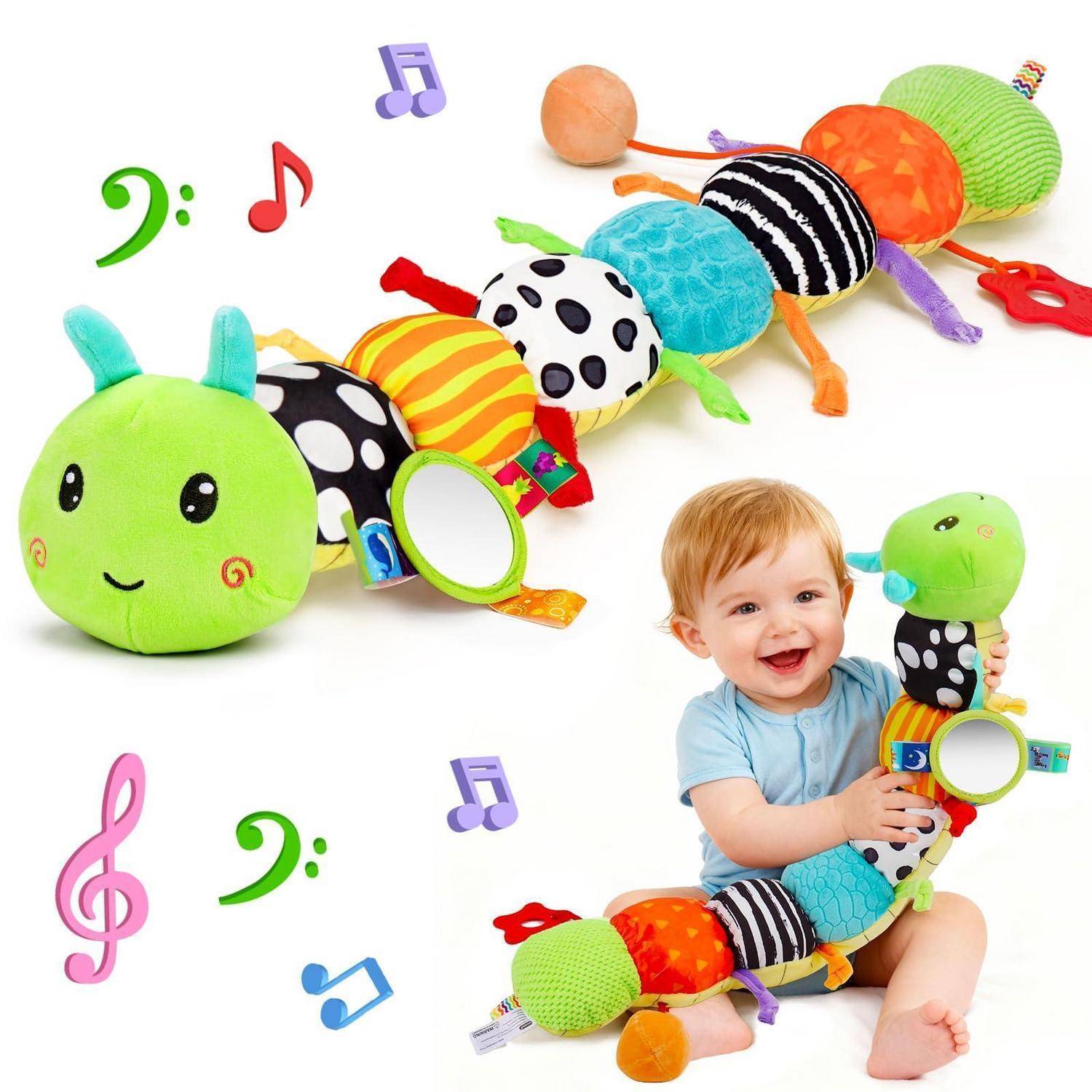Ein Baby hält ein buntes weiches Raupenbaumwollspielzeug mit Musiknotengrafiken auf weißem Hintergrund.