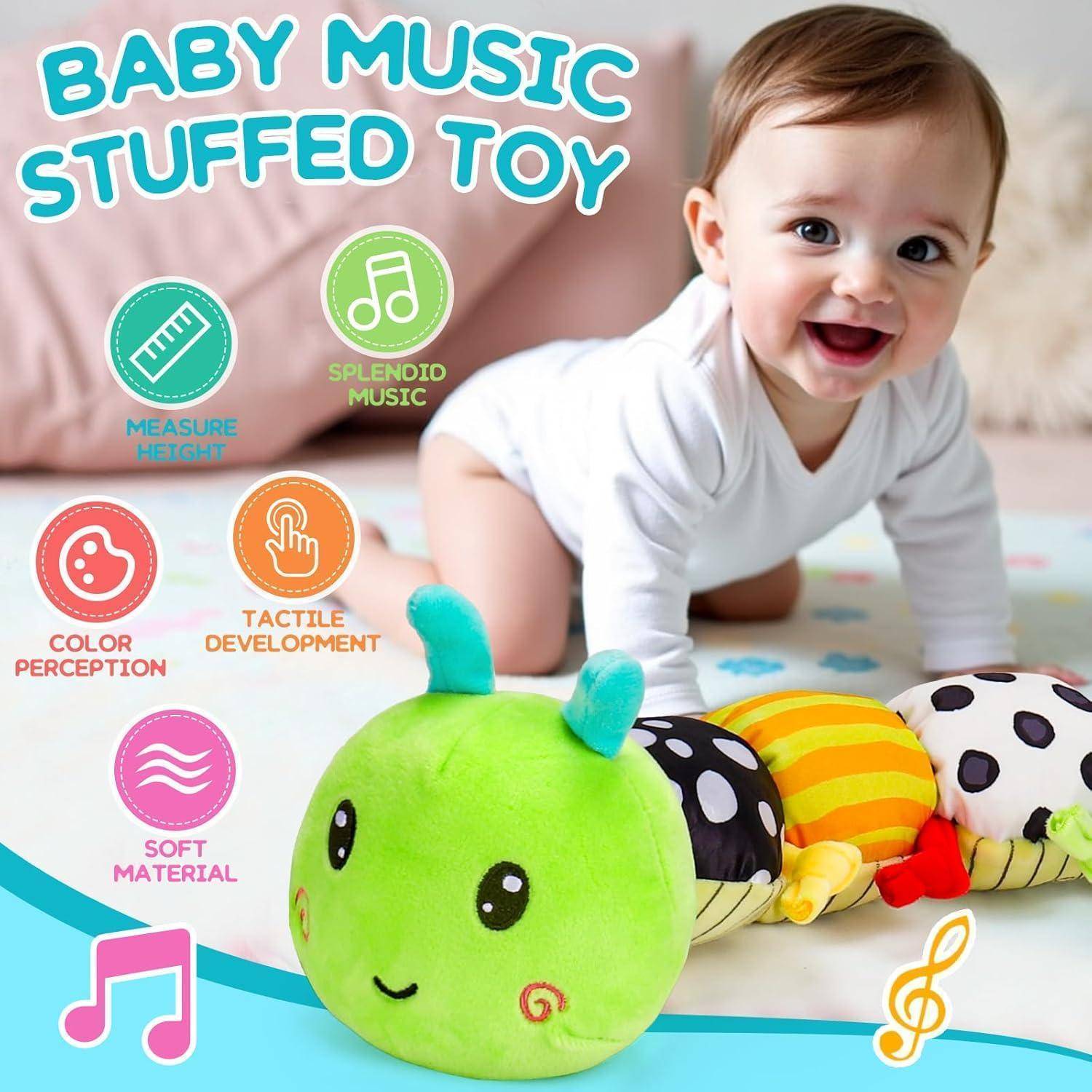 Baby lächelnd auf dem Boden neben einem grünen Baby-Musik-Kuscheltier, mit Symbolen, die Größe, Musik, Farbwahrnehmung, taktile Entwicklung und weiches Material hervorheben.