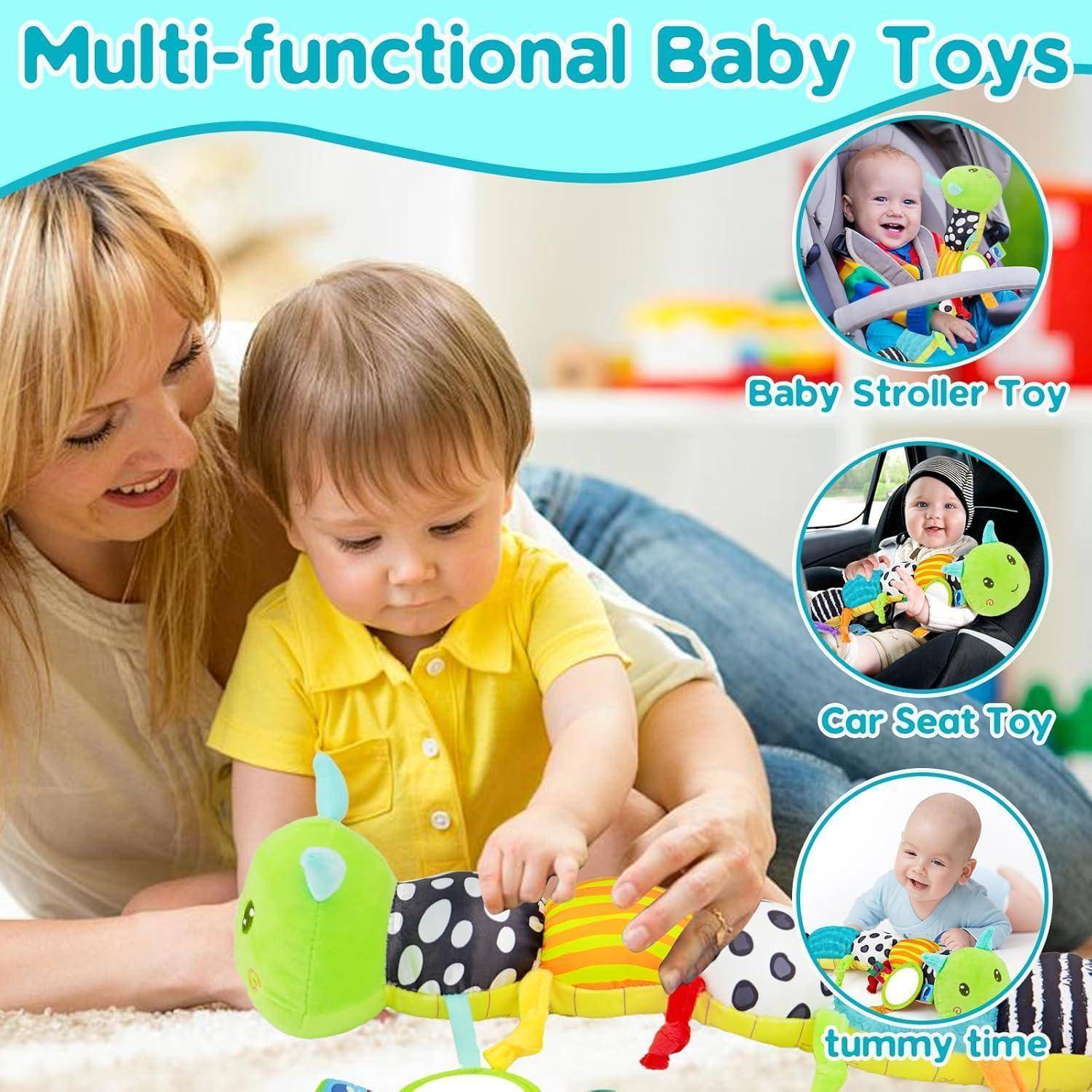 Multifunktionales Babyspielzeug mit einer Kleinkindfoto, das mit einem weichen Raupenzusammensetz spielt, mit Bildern zur Verwendung im Kinderwagen, Autositz und Bauchlage.