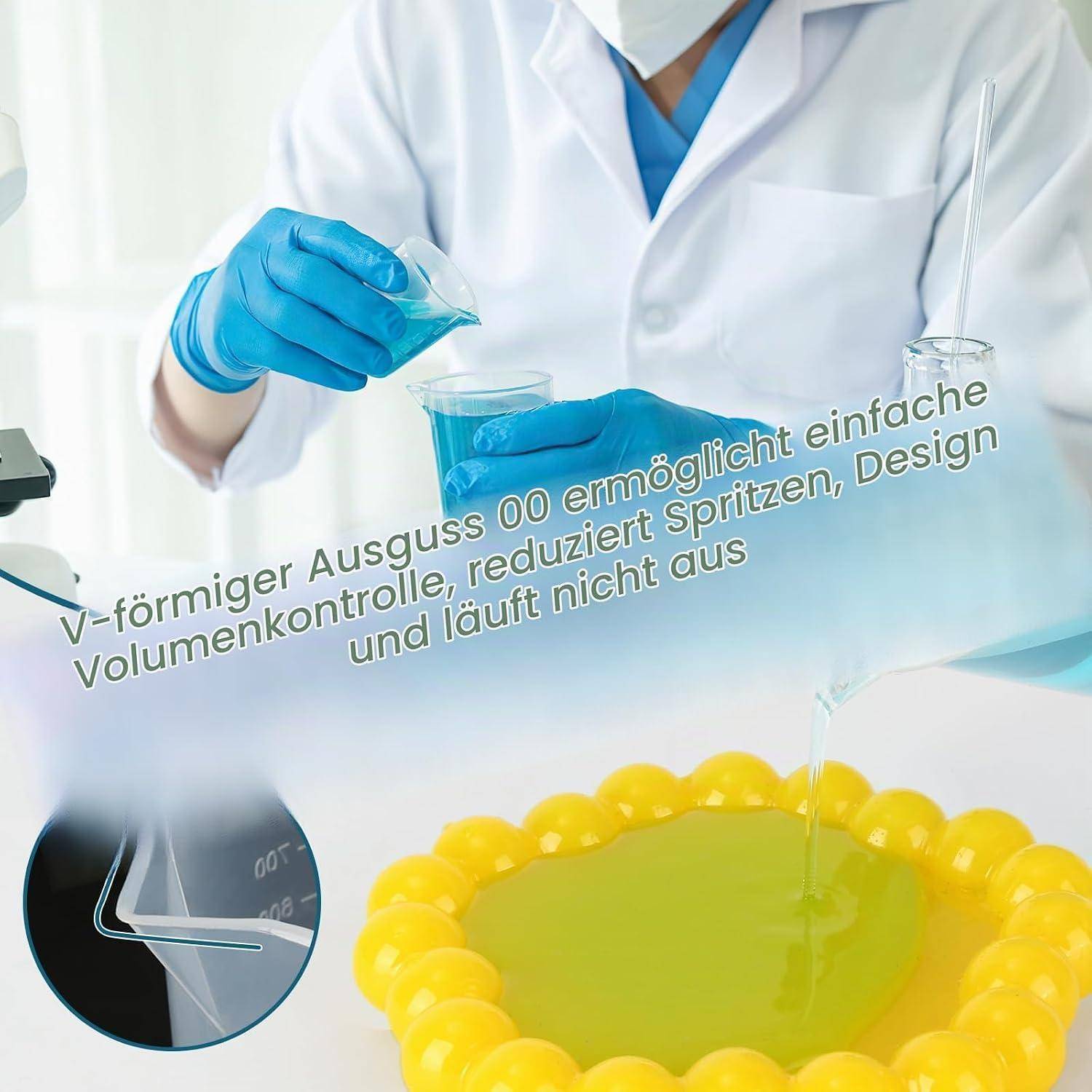 Laborarbeiter in weißem Kittel und blauen Handschuhen gießt Flüssigkeit aus einem Becherglas in einen gelben Flüssigkeitsbehälter; deutscher Text verweist auf einen V-förmigen Ausguss für einfache Volumenkontrolle und reduzierte Spritzwasserbildung.