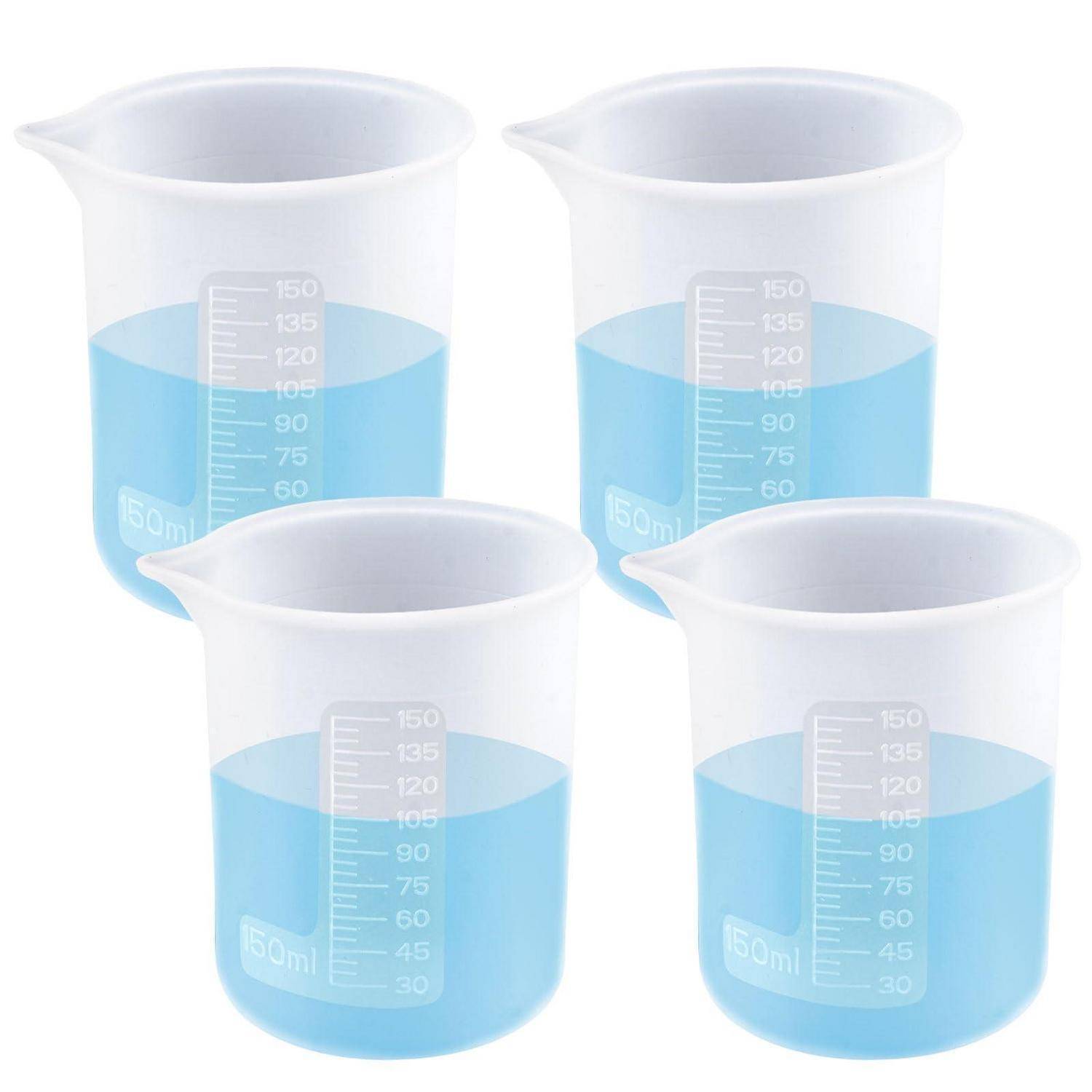 Vier durchsichtige Kunststoffbecher gefüllt mit blauer Flüssigkeit, jeder mit 150-ml-Messskalen markiert, in einem 2-mal-2-Layout angeordnet.