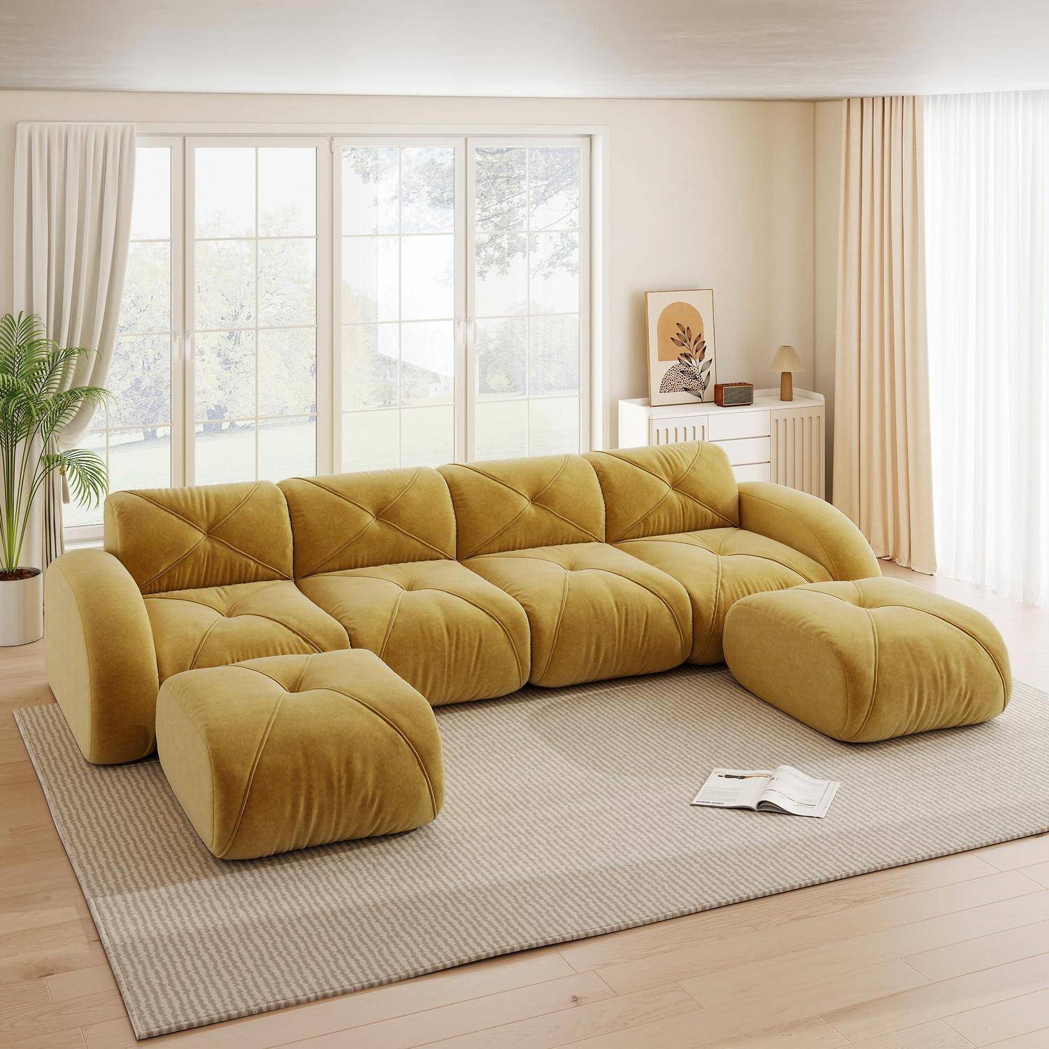 Modernes Wohnzimmer mit einem senf-gelben modularen Ecksofa und passenden Ottomanen auf einem beigen Teppich neben einem großen Fenster.