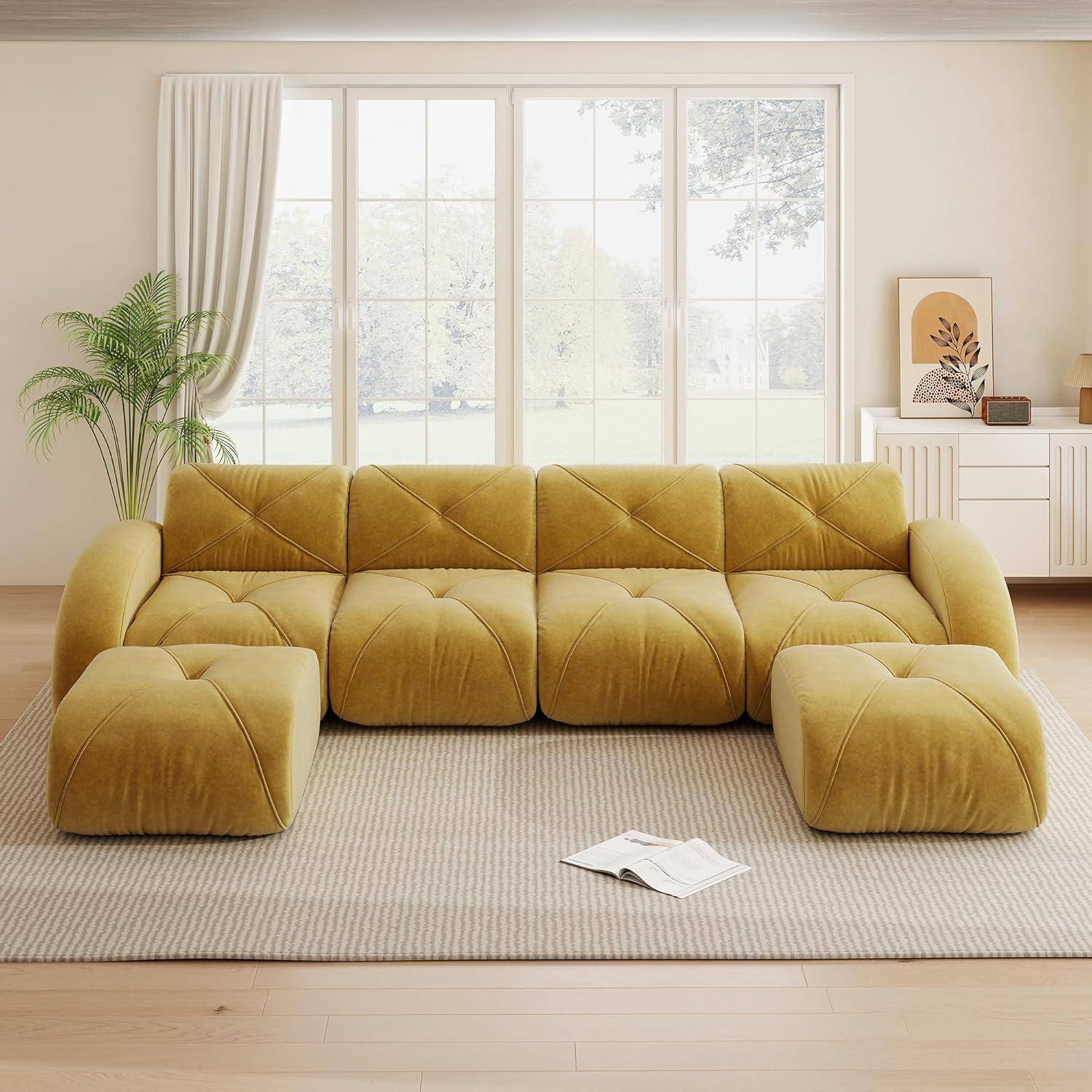 Senf-gelbes modulares Sofa mit zwei passenden Ottomanen in einem hellen Wohnzimmer neben einem großen Fenster, mit Teppich, Pflanze und Sideboard.