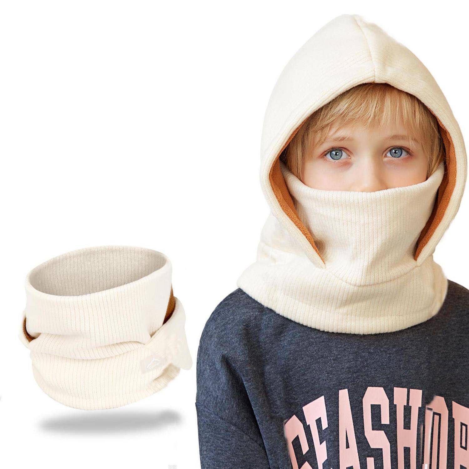 Kind, das einen cremefarbenen Kapuzen-Gesichts- und Nackenerwärmer mit passendem Halstuch trägt, gezeigt neben dem gefalteten Winteraccessoire auf weißem Hintergrund.