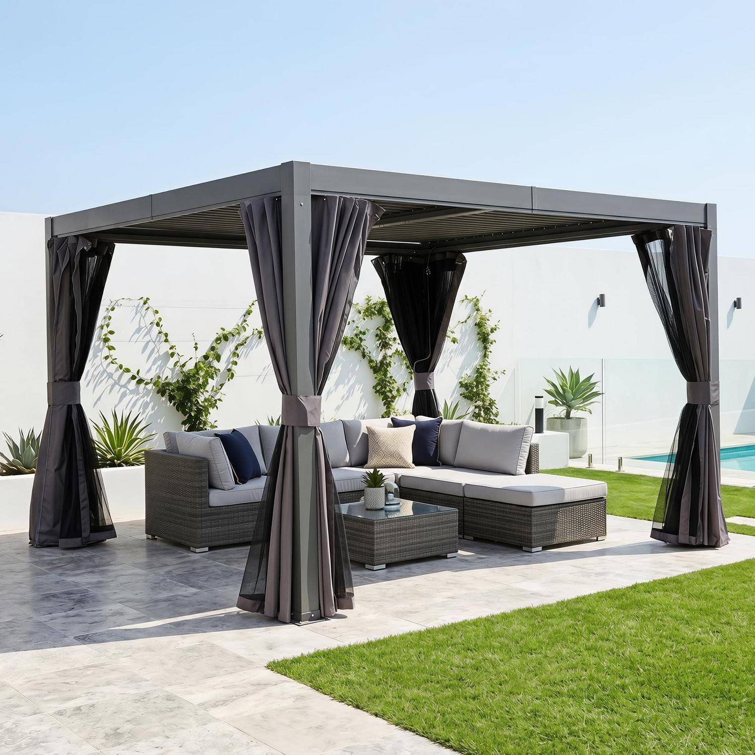 Außenterrasse mit einer modernen grauen Pergola und Vorhängen, die ein Schnittsofa und einen Couchtisch neben einem Rasen und Pool bedecken.