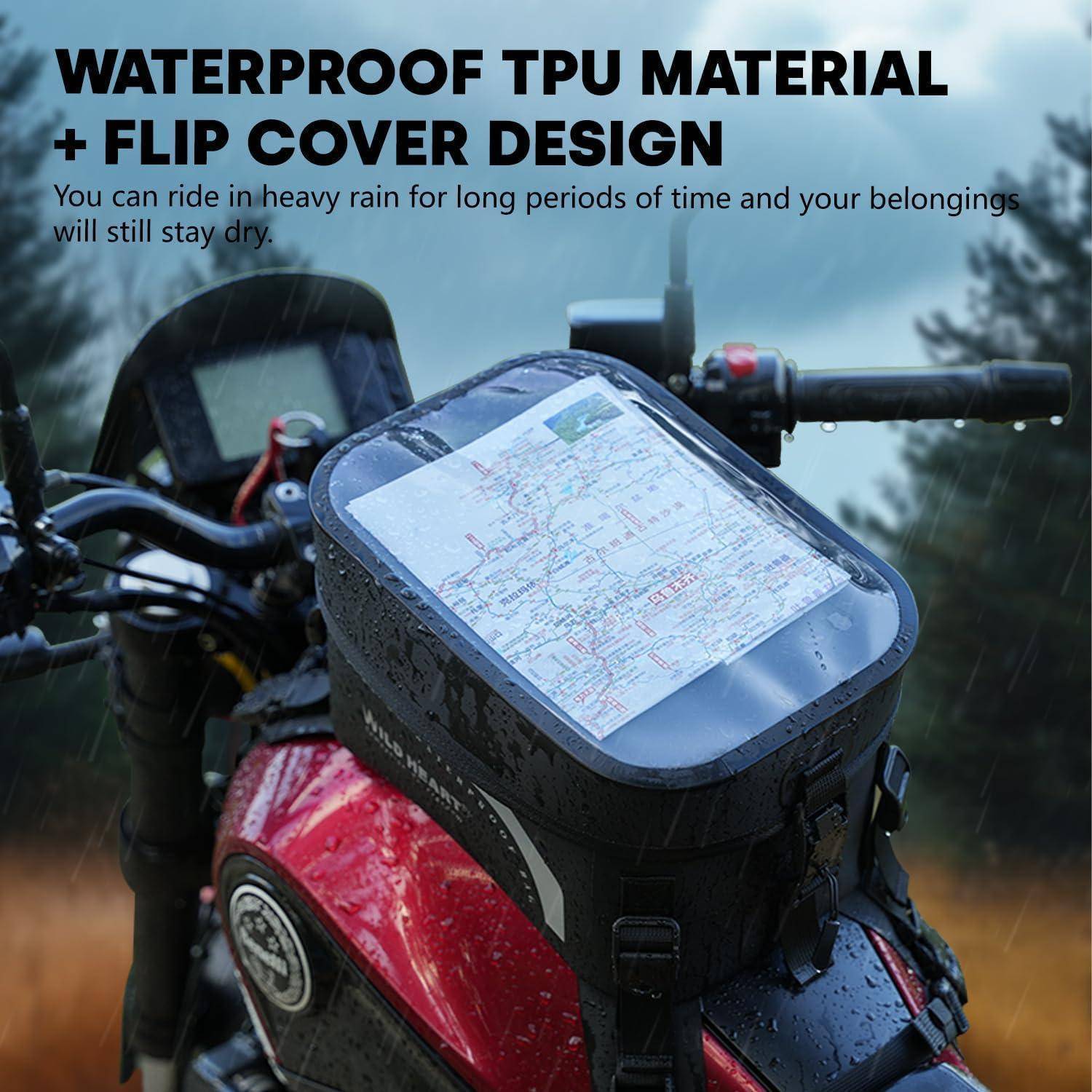Regnerische Motorradszene mit einer wasserdichten TPU-Lenkertasche mit Klappdeckel, die eine Karte schützt; Text sagt „WASSERDICHTES TPU-MATERIAL + KLAPPDECKEL-DESIGN".