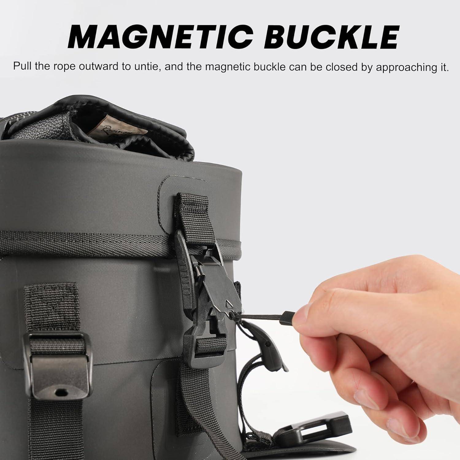 Nahaufnahme einer grauen Tasche mit einem Magnetverschluss, der von Hand geöffnet wird; der Text sagt „MAGNETVERSCHLUSS" und erklärt, dass man das Seil nach außen ziehen muss, um ihn zu lösen.