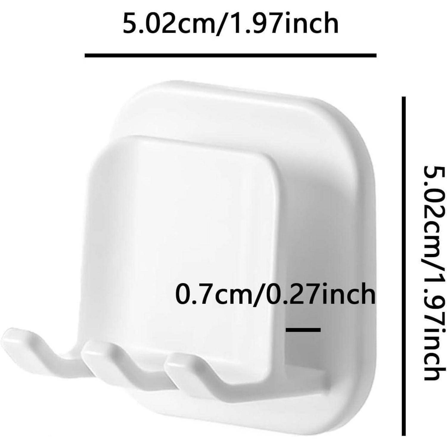 Weißer wandmontierter Haken mit drei gekrümmten Prongs, dargestellt mit Abmessungen: 5,02 cm x 5,02 cm und 0,7 cm Tiefe.