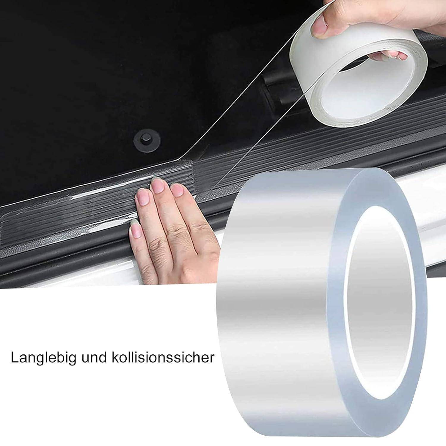 Hände bringen transparentes Schutzband auf einer Autoberfläche an; eingeblendete Rolle mit Band und deutschem Text „Langlebig und kollisionssicher" bedeutet langlebig und kollisionssicher.