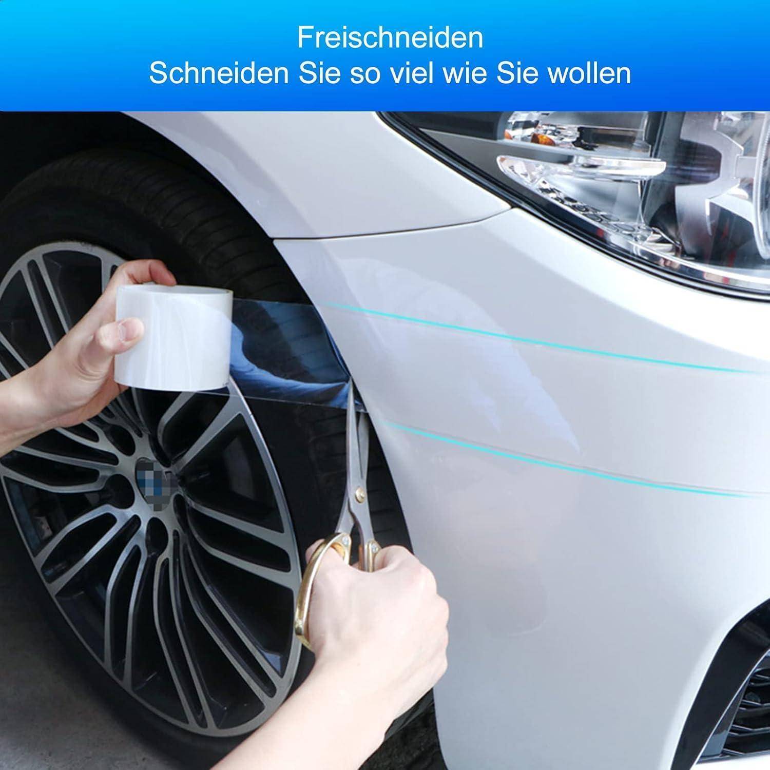 Hände schneiden und trimmen eine weiße Autofolienverpackung in der Nähe des Rades mit Schere und einer Rolle, mit deutschem Text, der "Freischneiden"" und ""Schneiden Sie so viel wie Sie wollen"" sagt.