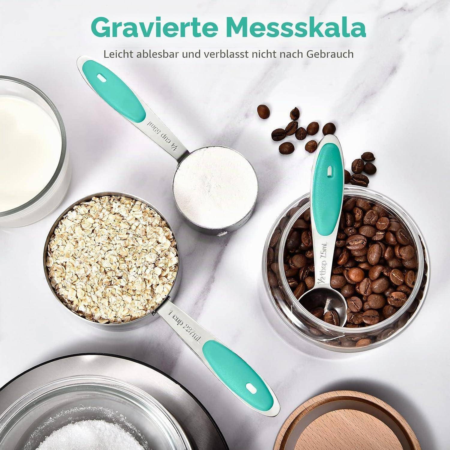 Overhead-Produktbild von Messlöffeln mit türkisfarbenem Griff gefüllt mit Hafer, Mehl, Kaffeebohnen und Zucker; deutscher Text liest sich „Gravierte Messskala