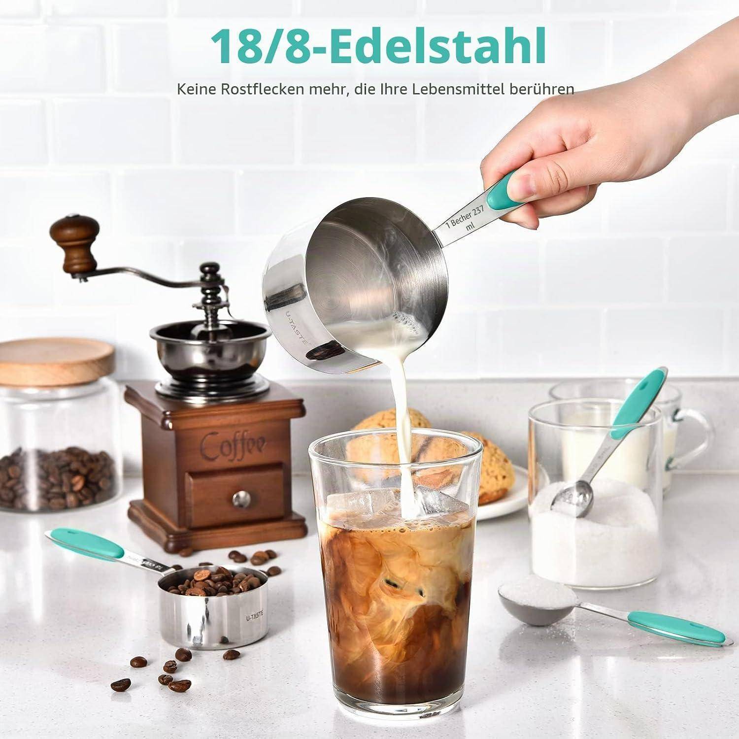 Küchenszene zur Werbung für 18/8 Edelstahl: Eine Hand gießt Milch aus einem Metallmessbecher in Eiskaffee neben einer Mühle, Bohnen und einer Zuckerdose.