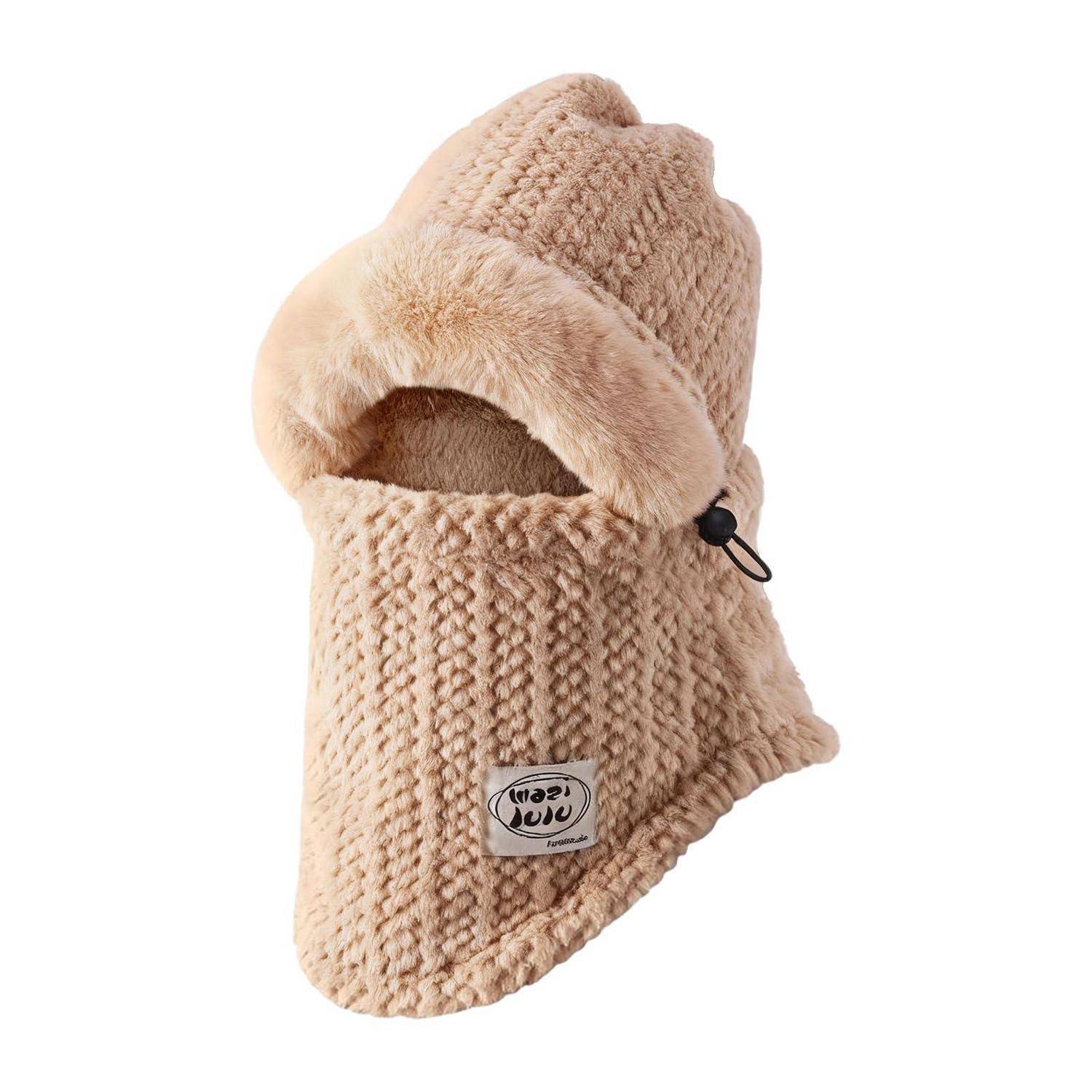 Beige Strick-Wintermütze mit Gesichtsloch, Kunstfellbesatz und Balaclavaschnitt, auf weißem Hintergrund abgebildet.