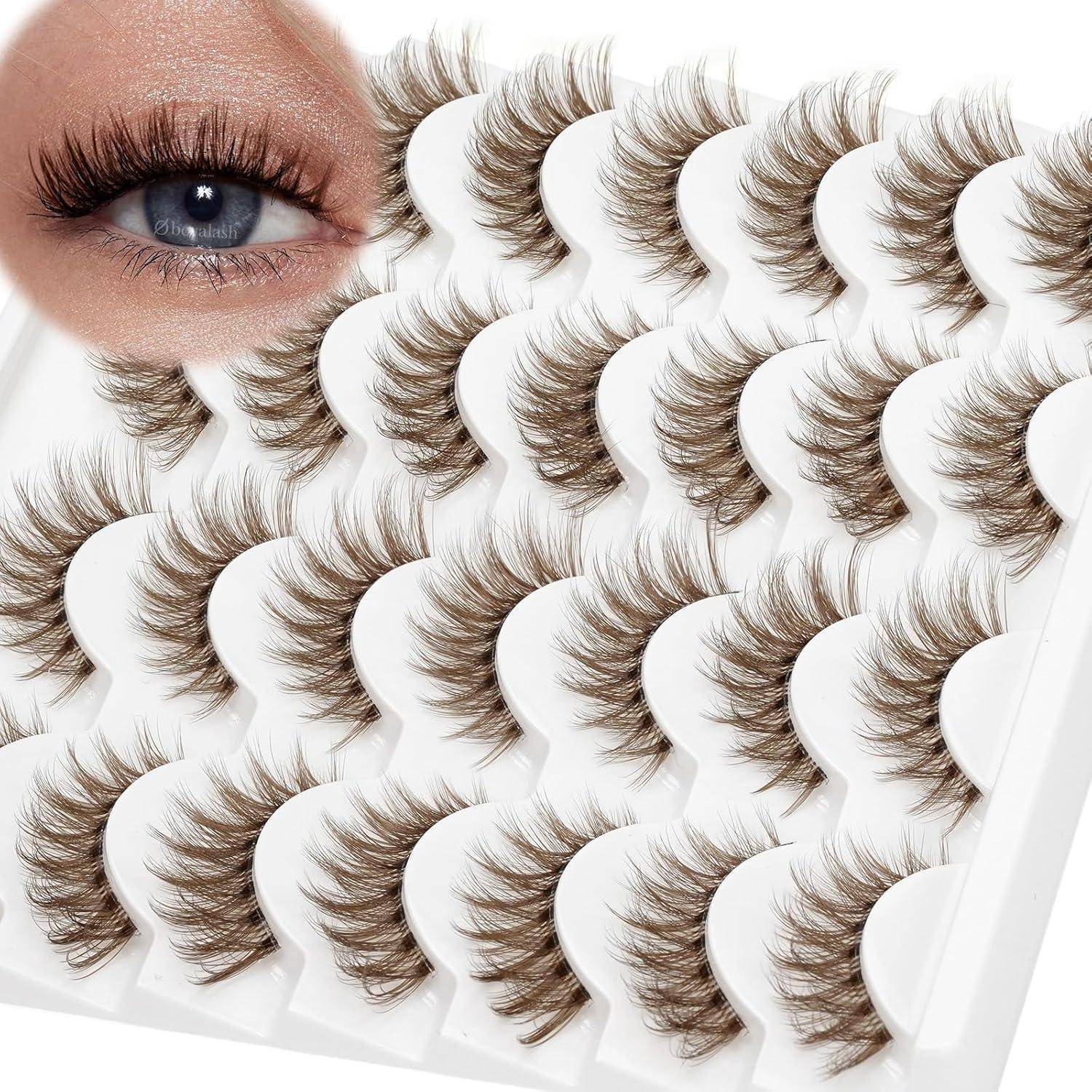 Nahaufnahme eines Auges neben einem Tablett mit künstlichen Wimpern, das mehrere Stile von langen, gekräuselten Wimpernstreifen zur Beauty-Anwendung zeigt.
