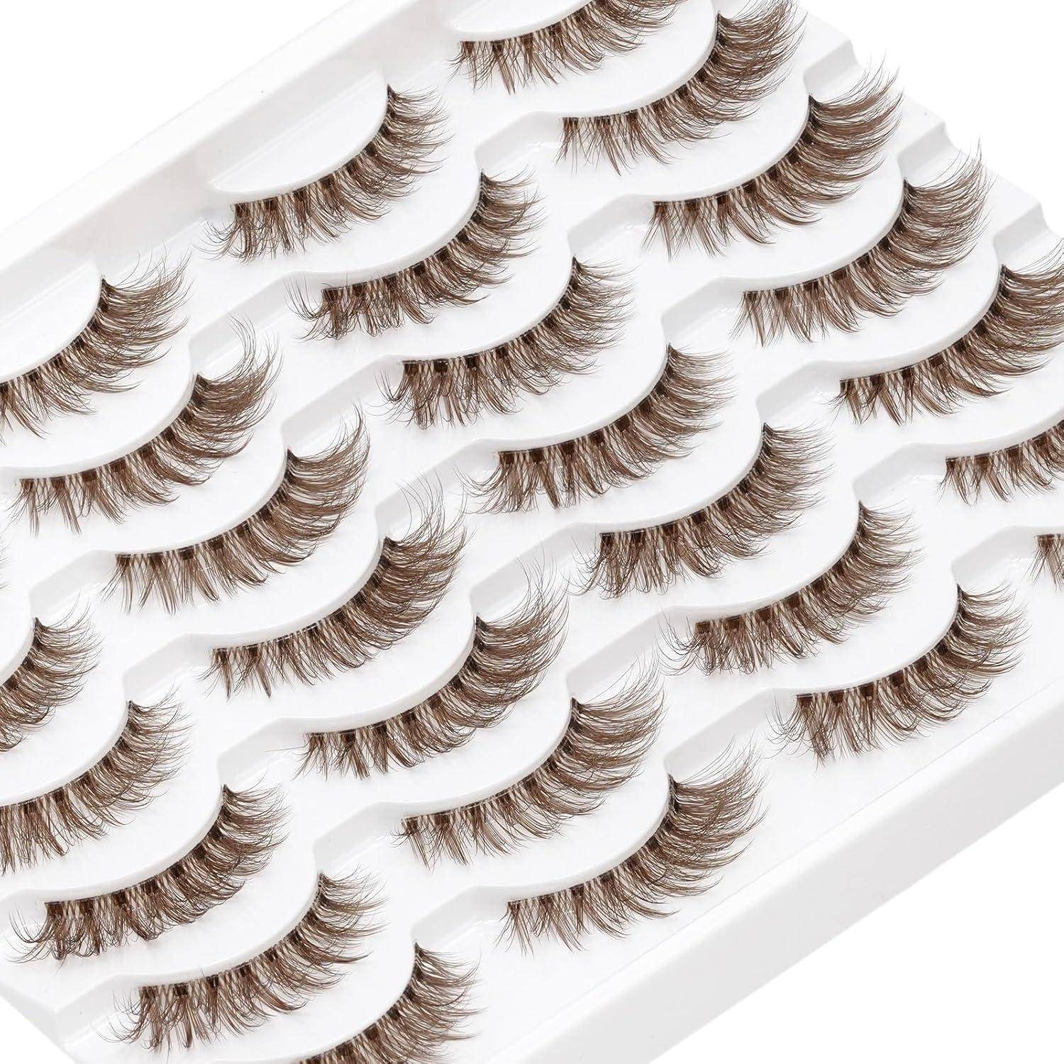 Sortierte künstliche Wimpern, die in Reihen auf einem weißen Präsentationstablett angeordnet sind.