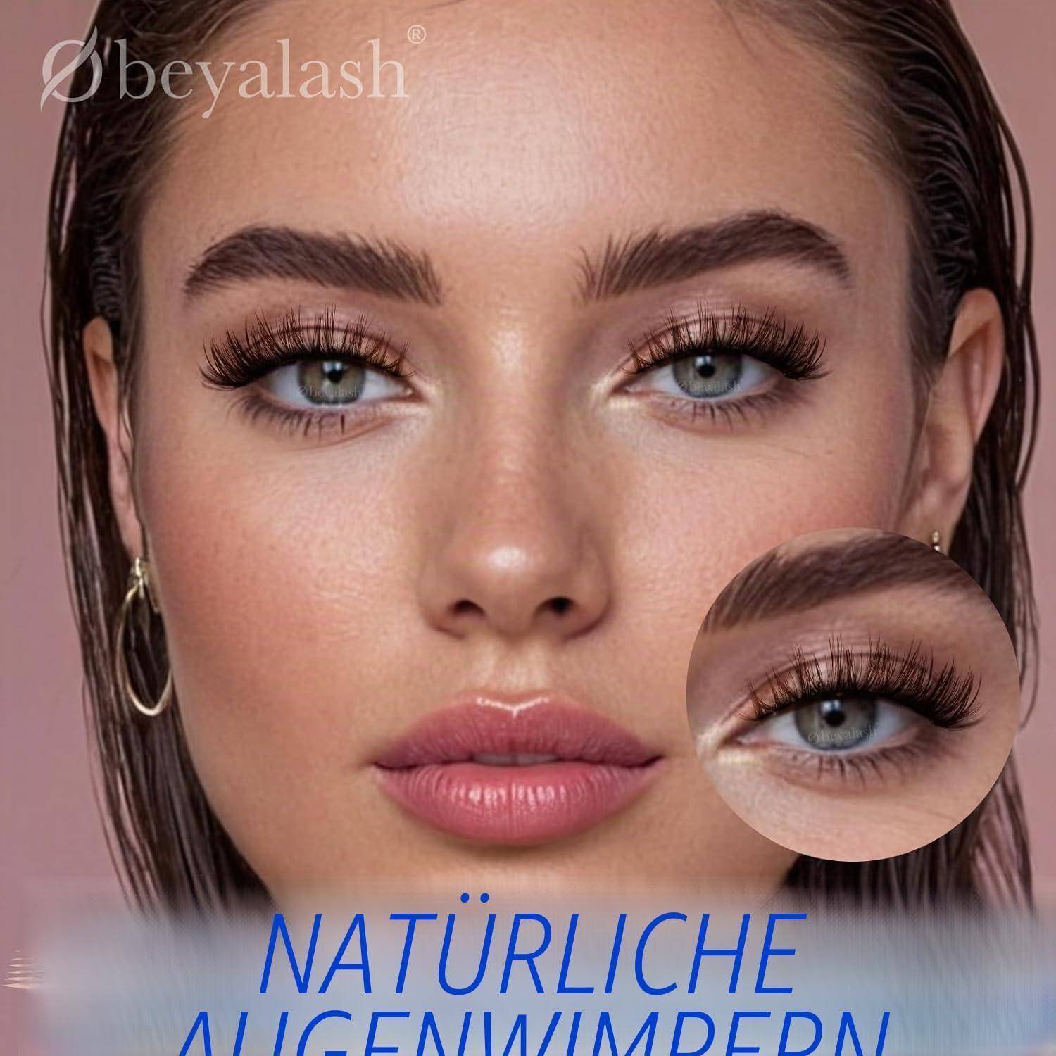 Nahaufnahme einer Frau mit natürlichem Glam-Make-up, auffälligen falschen Wimpern und blauen Augen; eingeblendte Vergrößerung hebt ein Auge hervor, mit dem Text „NATÜRLICHE LOOKS