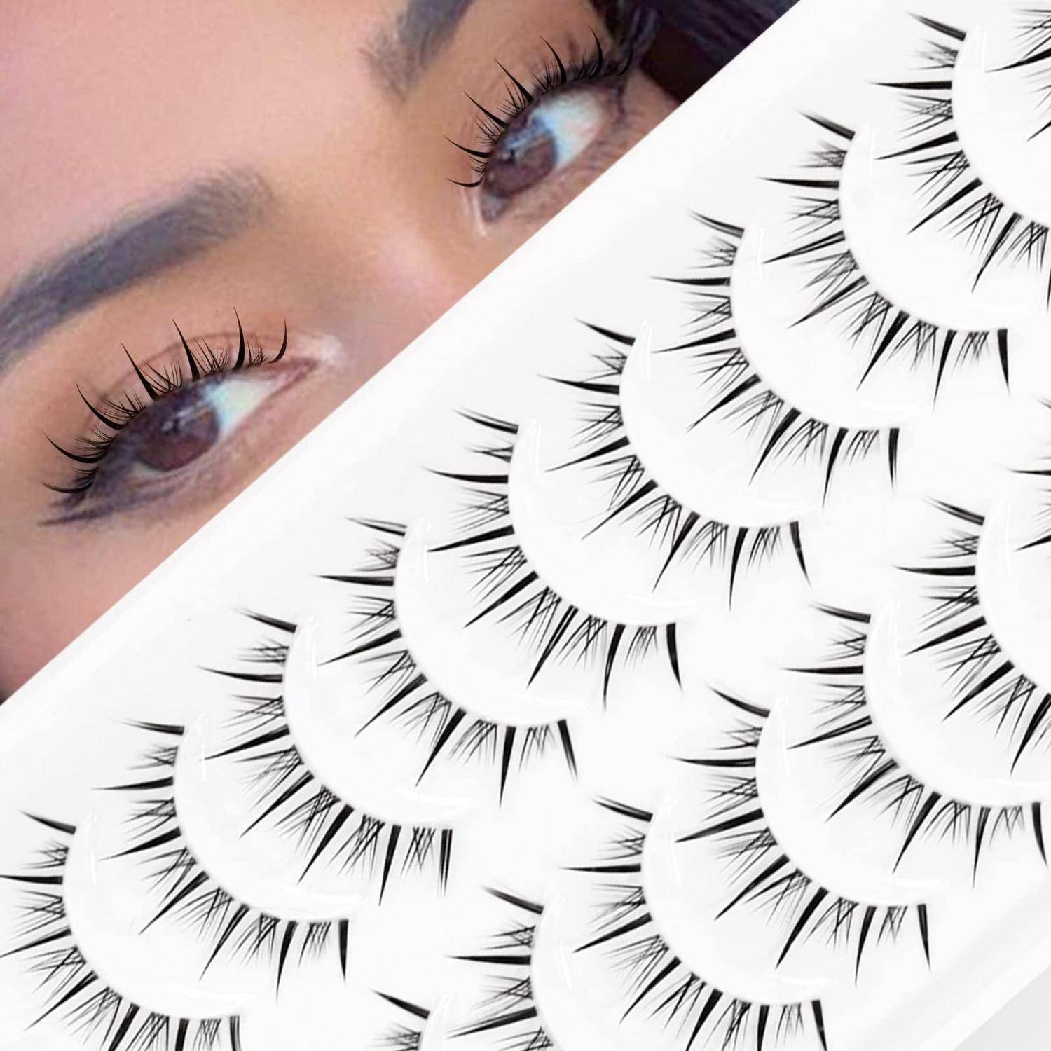 Nahaufnahme von Augen mit langen Wimpern neben überlagerten Wimpernstreifen aus Kunststoff, die eine Schönheits-/Kosmetik-Wimpernproduktanzeige zeigt.