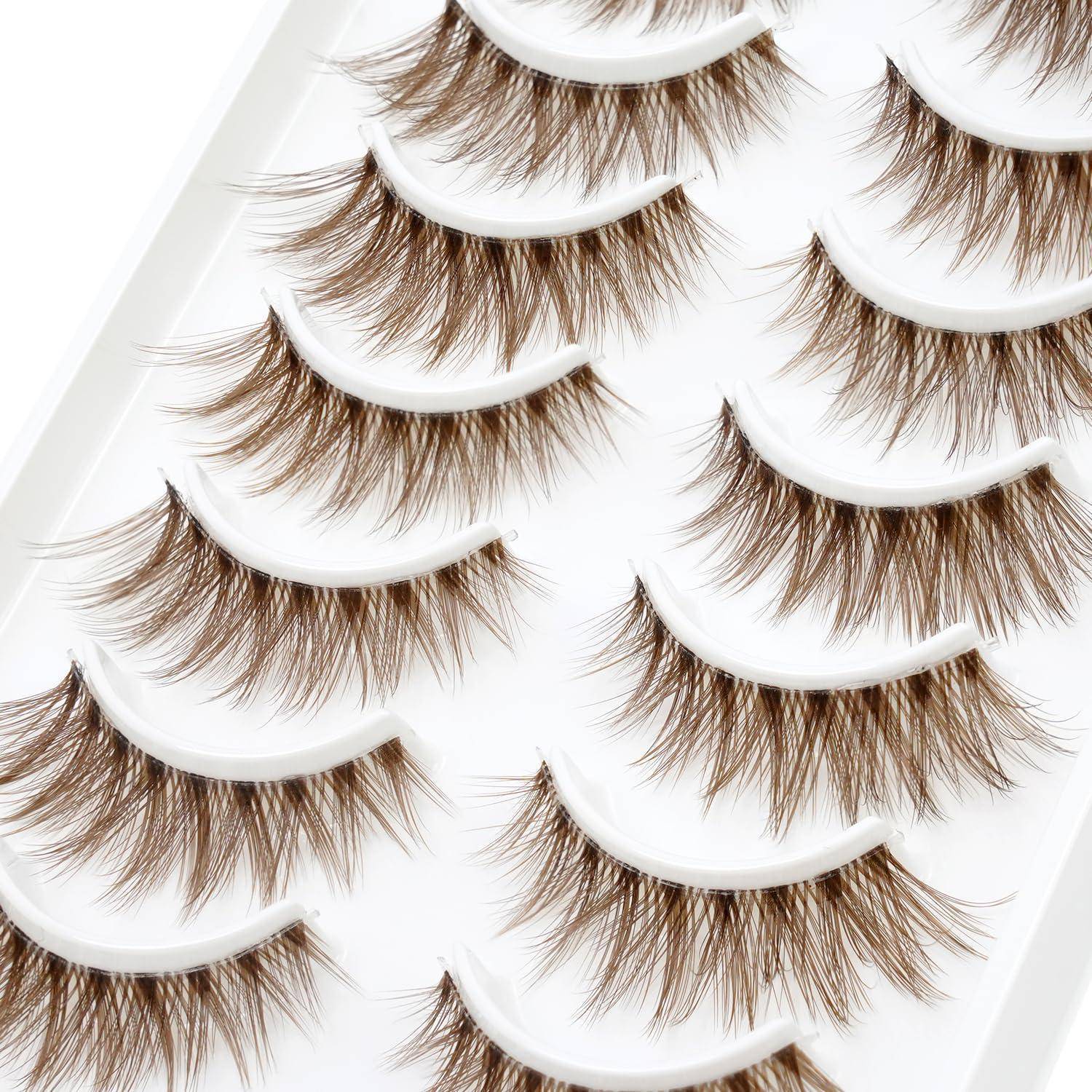 Nahaufnahme mehrerer Wimpernbänder angeordnet auf einem weißen Tablett