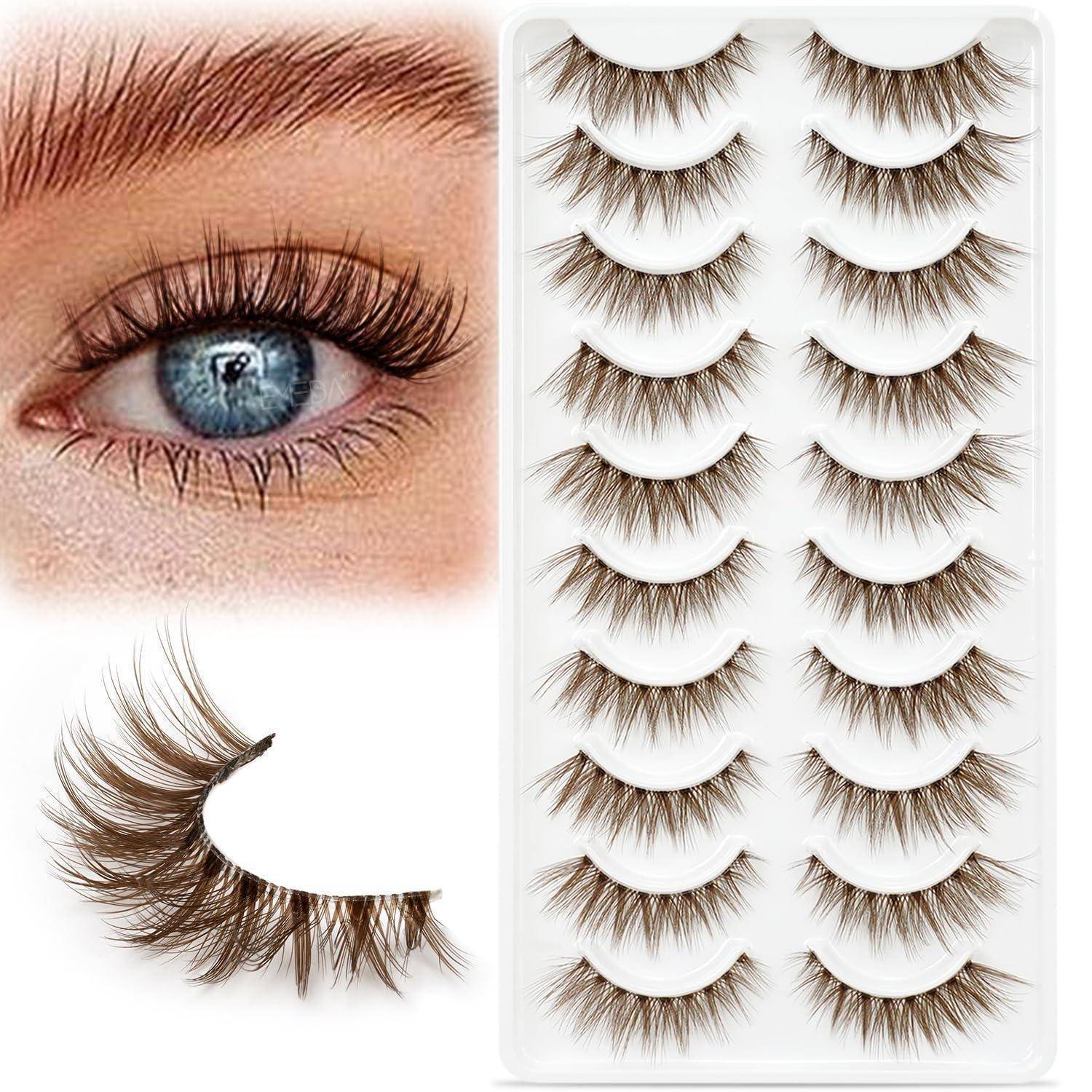 Collage mit einem blauen Auge mit langen Wimpern, einem einzelnen Kunstwimpernstreifen und einem Tablett mit mehreren Kunstwimpern.