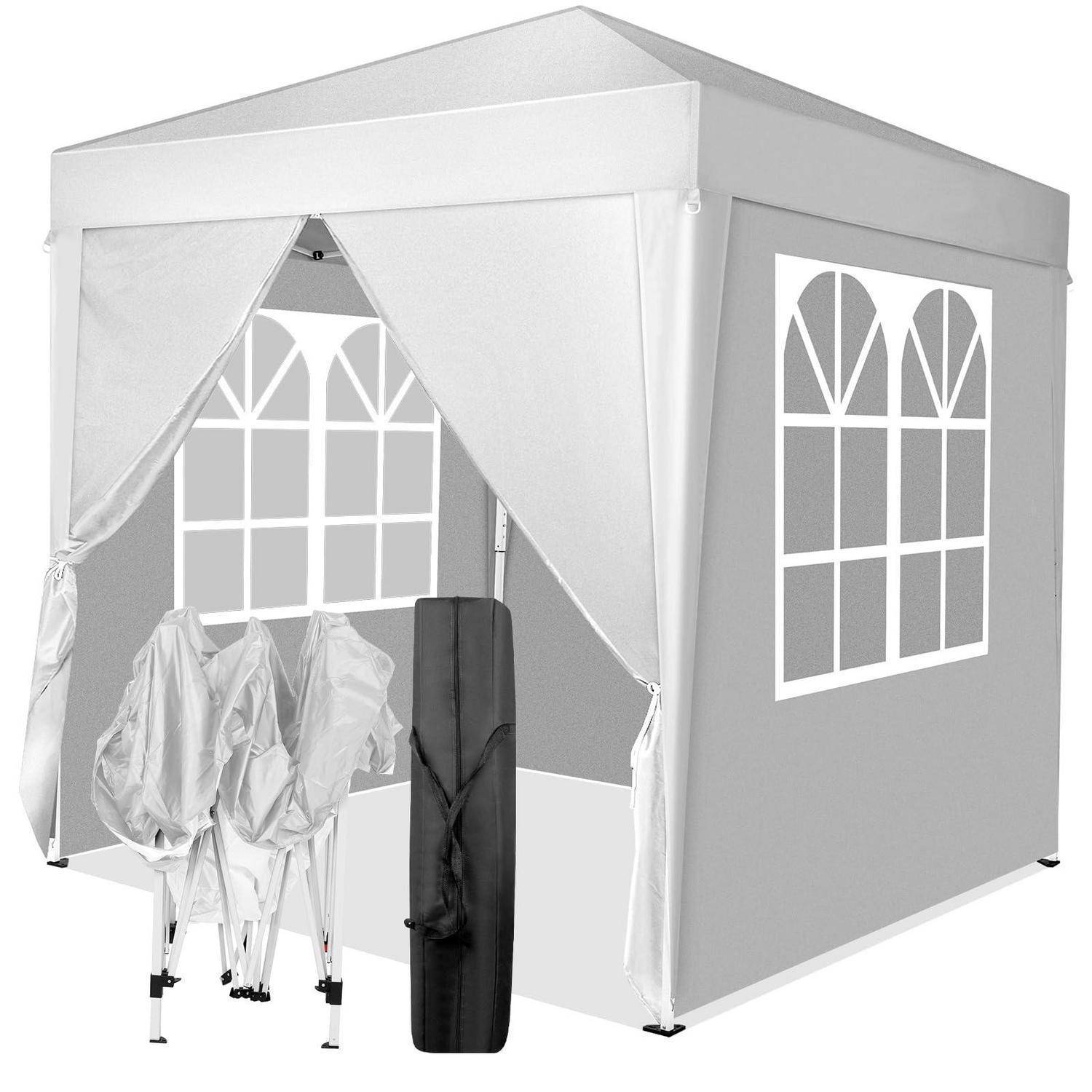 Tragbares Outdoor-Baldachindach mit offenem Eingang und dekorativen Fensterfeldern, gezeigt mit drei zusammengeklappten Stühlen und einer Tragetasche.