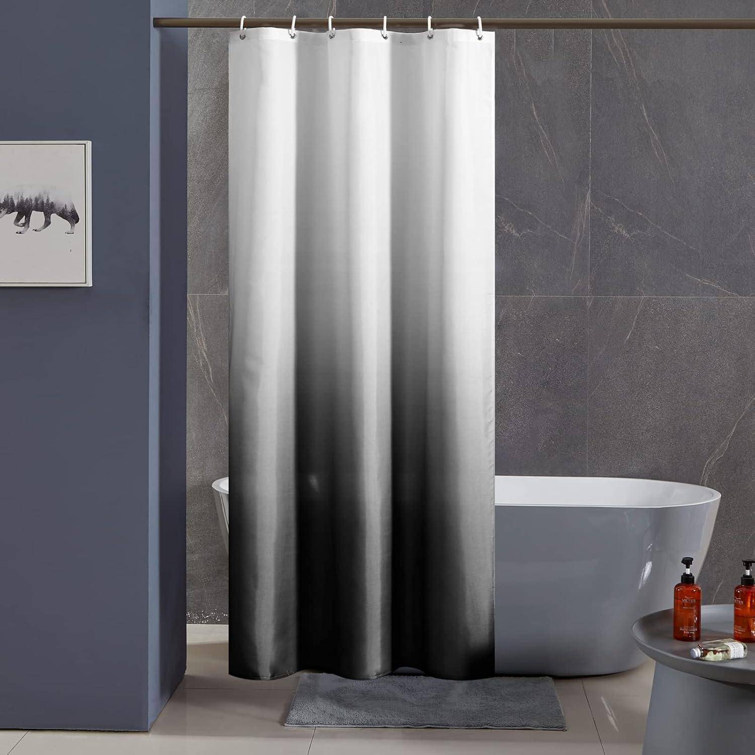 Grauer Ombré-Duschvorhang, der in einem modernen Badezimmer hängt, eine freistehende Badewanne und eine dunkel geflieste Wand teilweise verbergend.