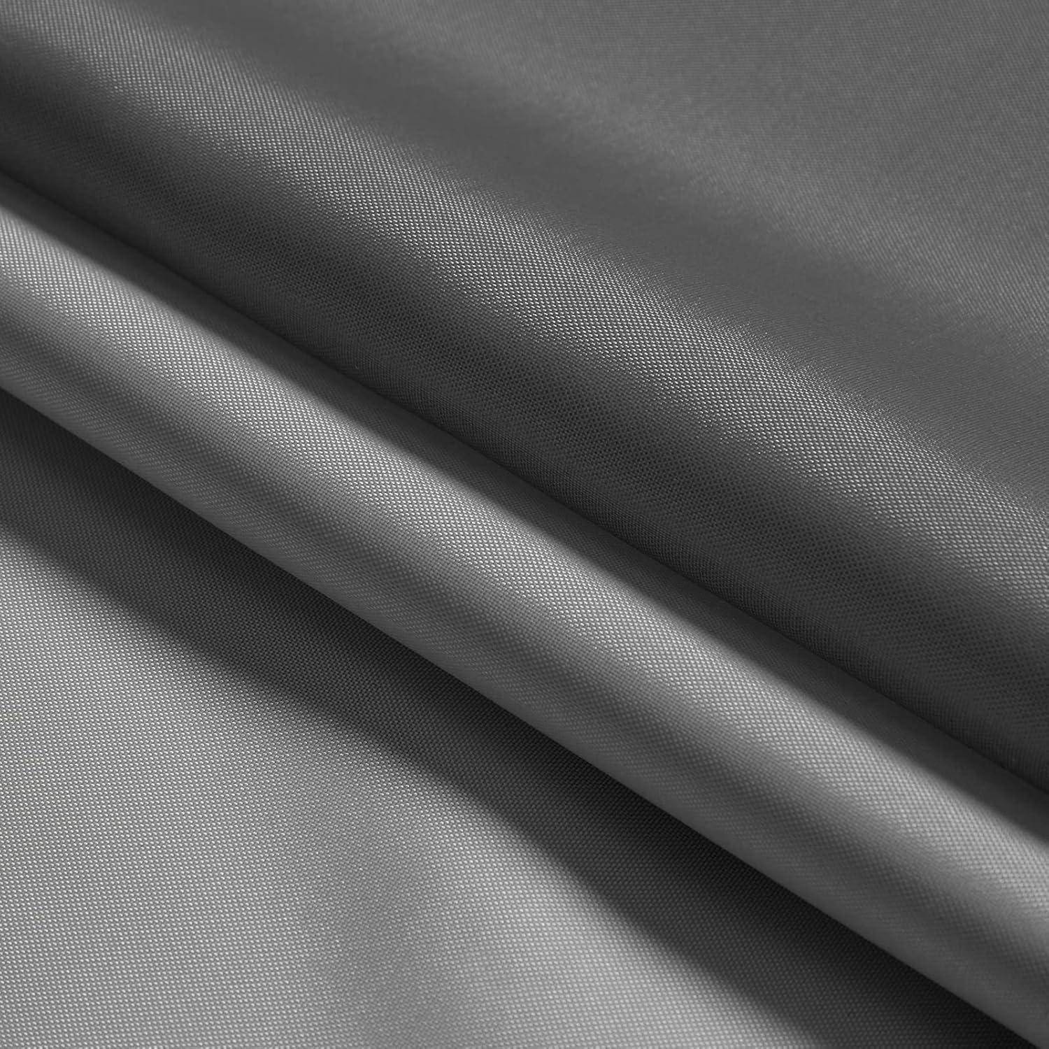 Nahaufnahme von mehrschichtigem grauem Stoff oder Textil mit gefalteten Falten und einer subtilen Webstruktur.