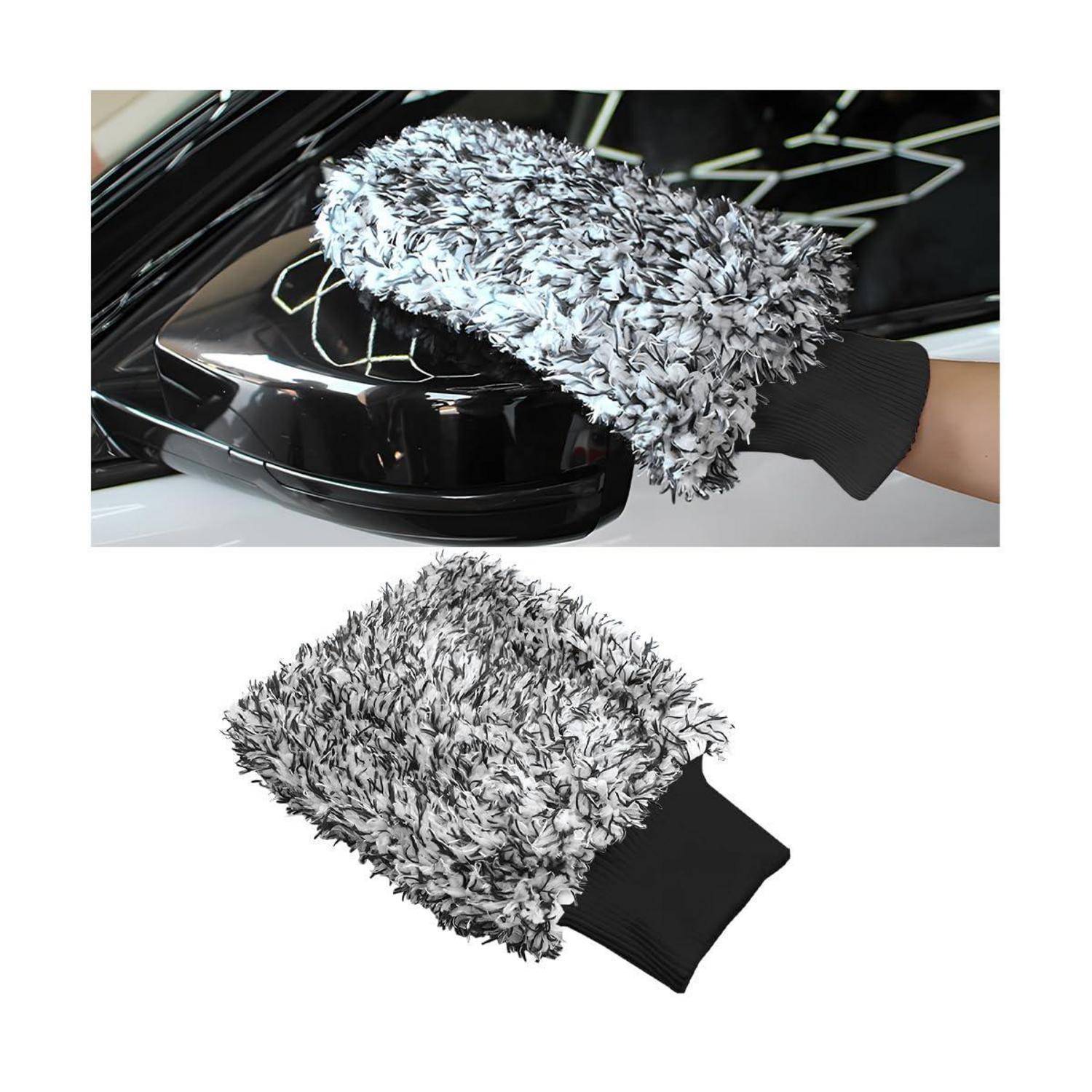 Mikrofaser-Autowäsche-Handschuh reinigt einen Fahrzeugseitenspiegel, mit einer Hand, die den Handschuh hält; Produkt wird erneut auf weißem Hintergrund gezeigt.