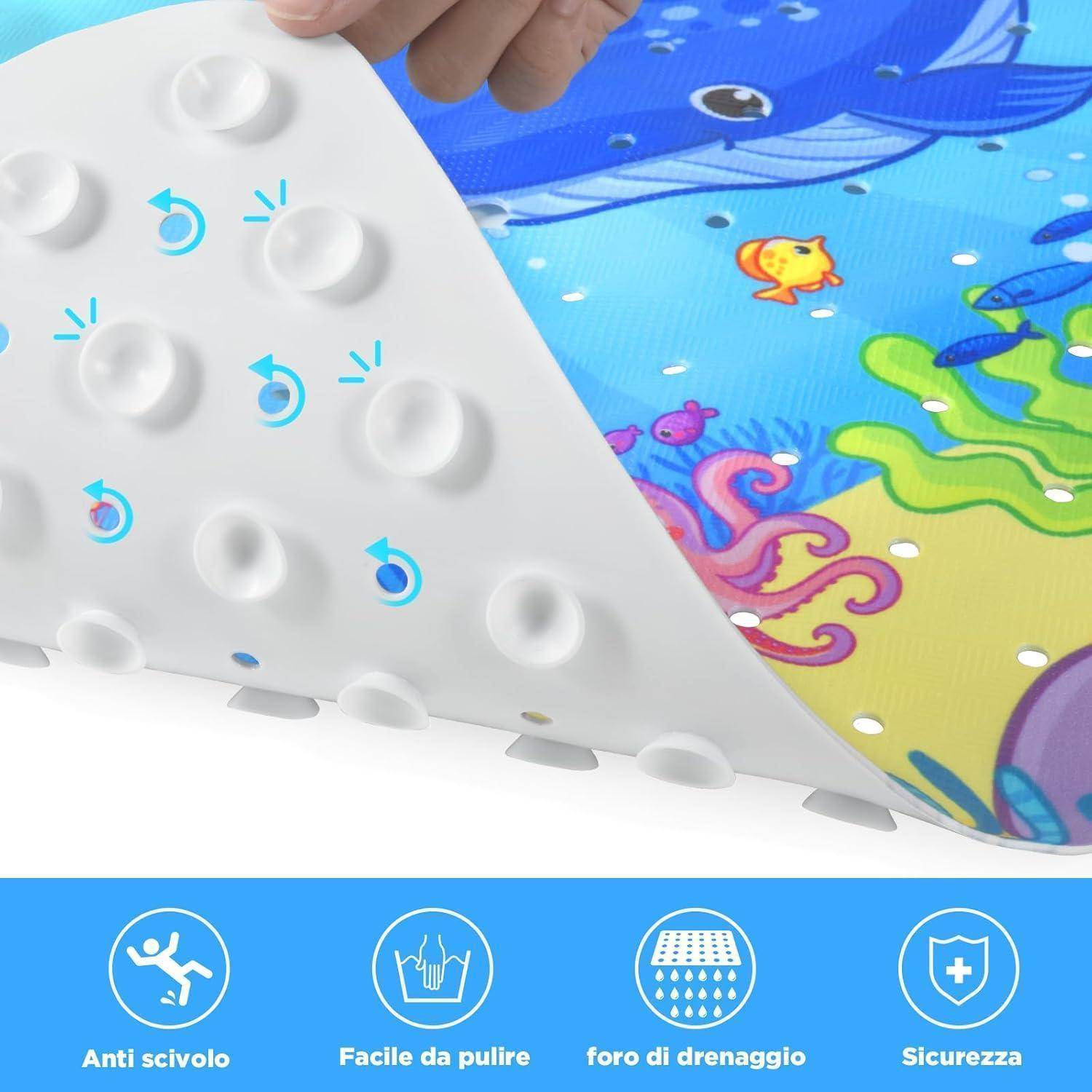 Blau-weißes Kinder-Badezimmermatte wird zurückgezogen und zeigt Saugnäpfe und ein Unterwassermeerestier-Design; Symbole unten werben für rutschfest, leicht zu reinigen, Drainagelöcher und Sicherheit.