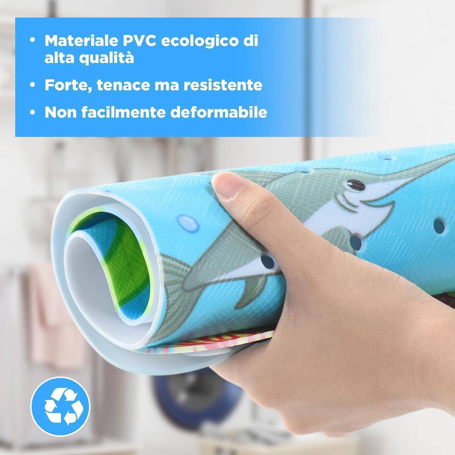 Hand hält eine aufgerollte blaue PVC-Matte mit Delfin-Druck; der Text sagt, dass sie umweltfreundlich, robust, langlebig und nicht leicht verformbar ist.