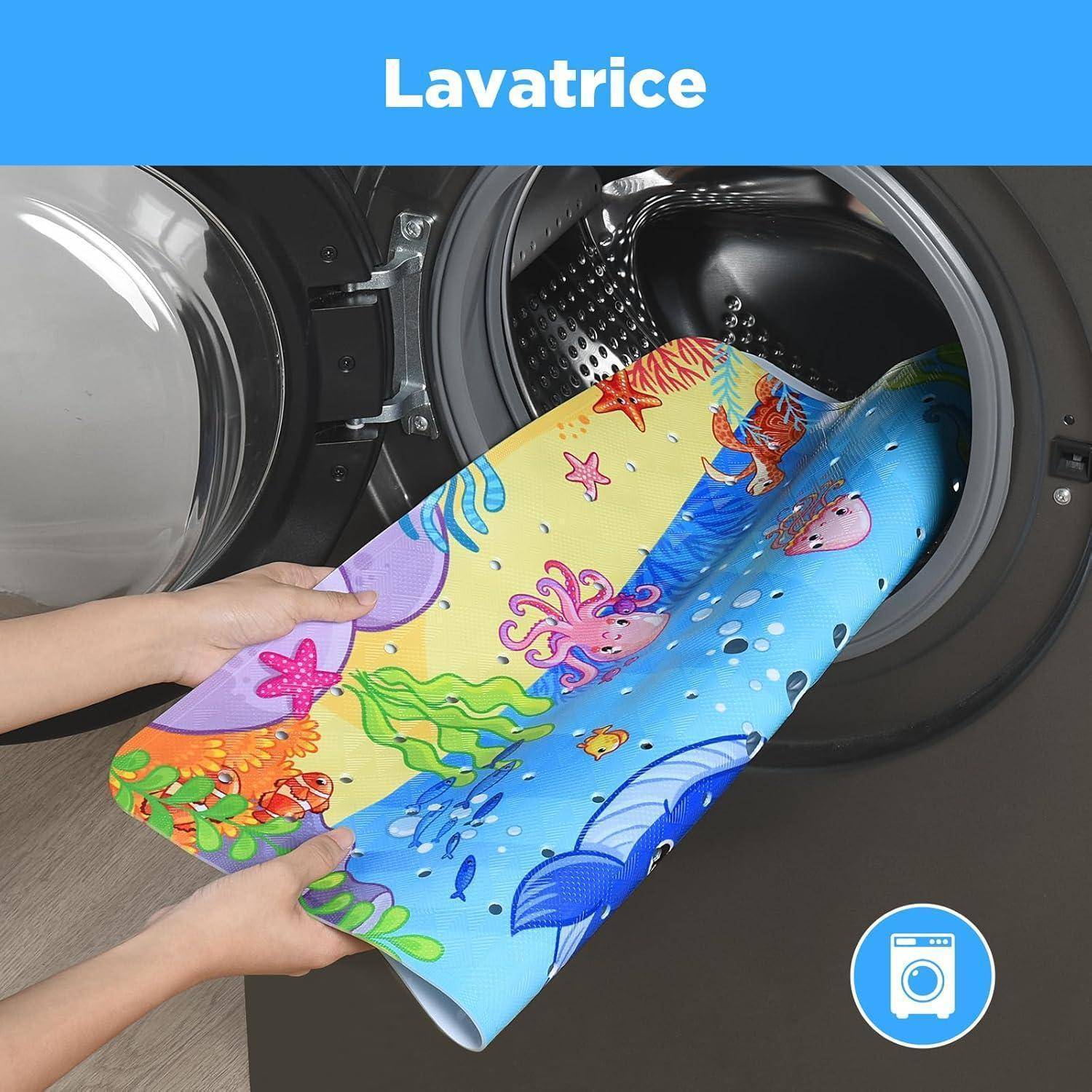 Hände platzieren eine bunte wasserdichte Waschmaschinenunterlage in eine offene Frontladewaschmaschine, die oben mit „Lavatrice