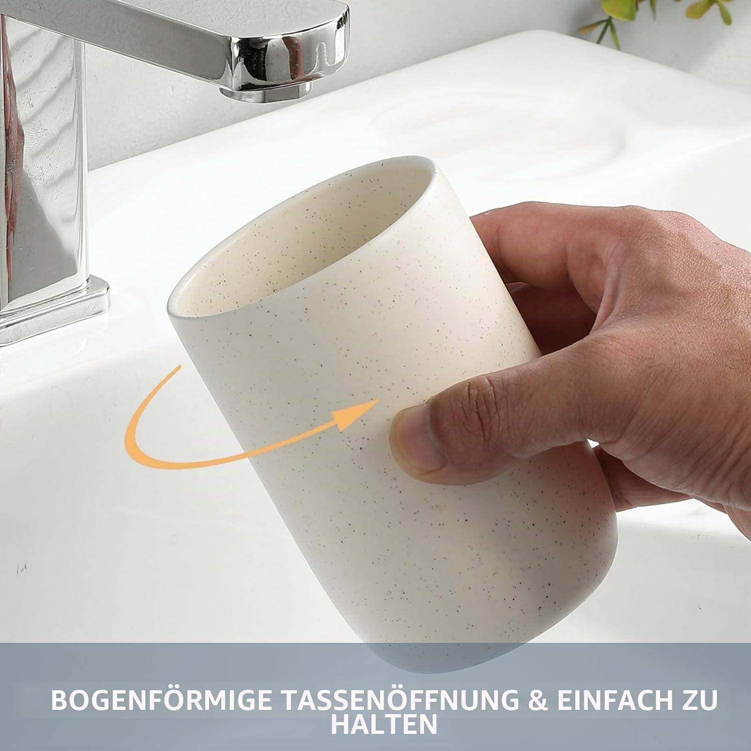 Hand hält eine gesprenkelte Tasse unter einem Wasserhahn; ein Pfeil zeigt ihre gekrümmte Öffnung zum leichteren Greifen.