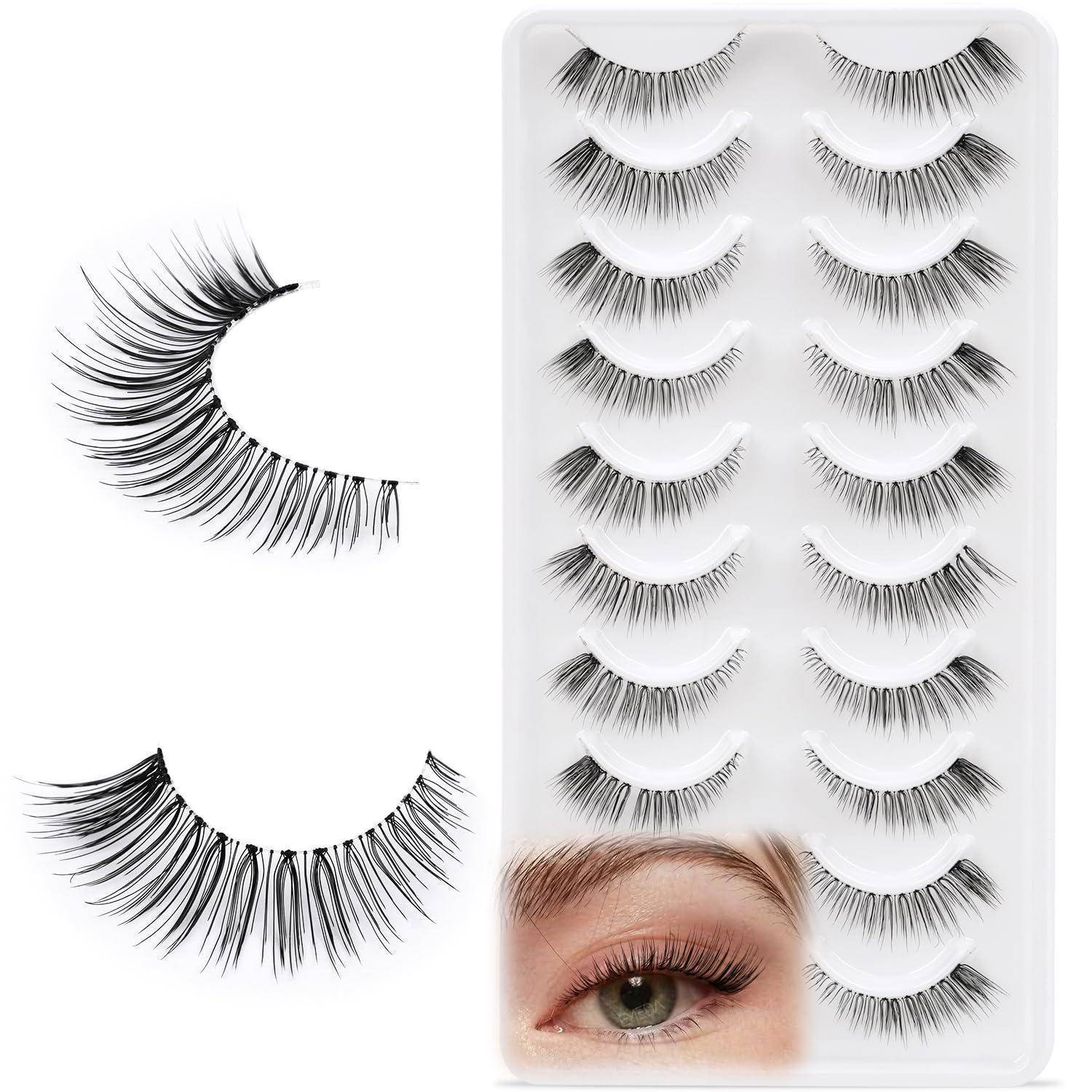 Falscher Wimpernset in einem durchsichtigen Tablett, das mehrere Wimpernpaare zeigt und ein Paar zum Vorschau des Stils auf einem Auge trägt.