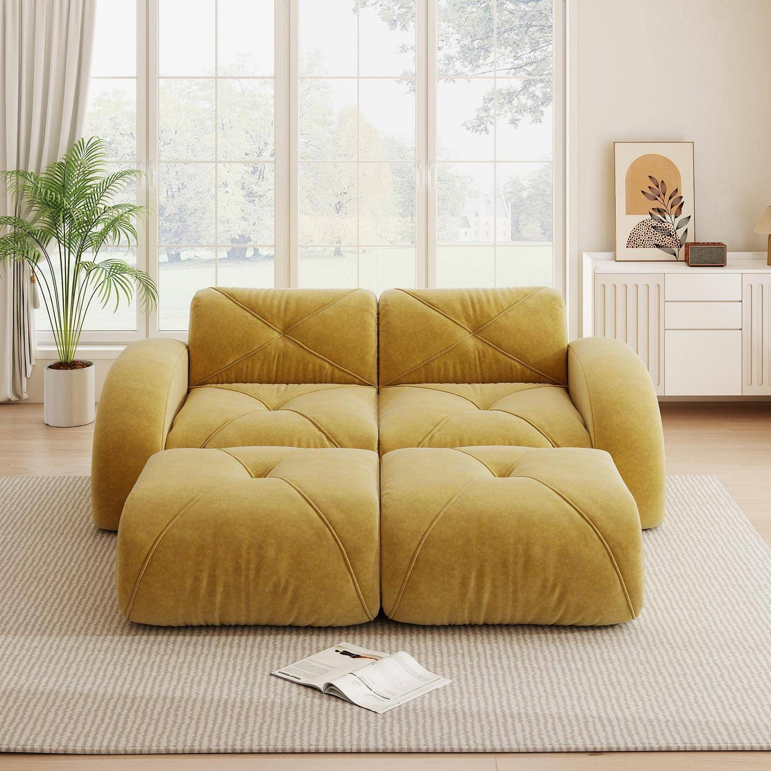 Senfgelbes modulares Sofa auf einem beigen Teppich in einem hellen Wohnzimmer mit großen Fenstern, einer Topfpflanze und einem Seitenschrank.
