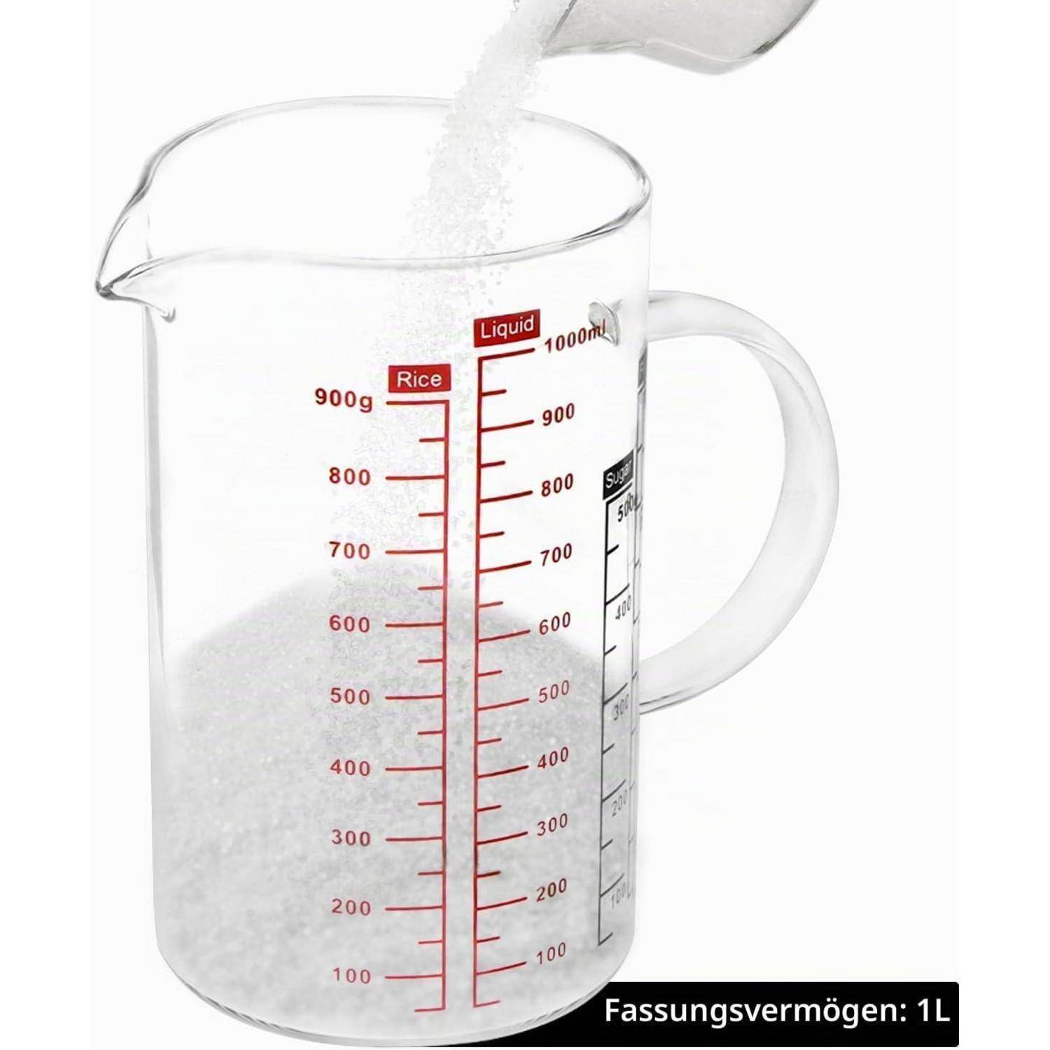 1-Liter-Messglas mit Markierungen für Reis- und Flüssigkeitsskalen, wird mit weißen Körnern gefüllt; das Etikett lautet „Fassungsvermögen: 1L".