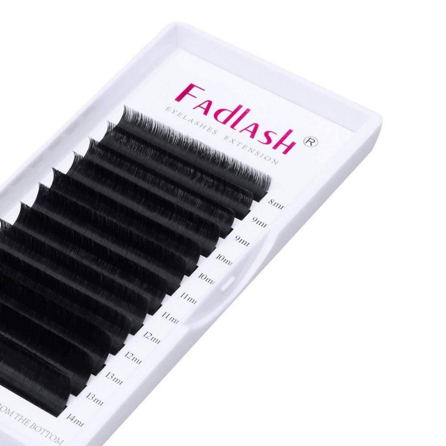 Ein Tablett mit Falschenwimpernverlängerungsstreifen mit der Aufschrift „Fadlash