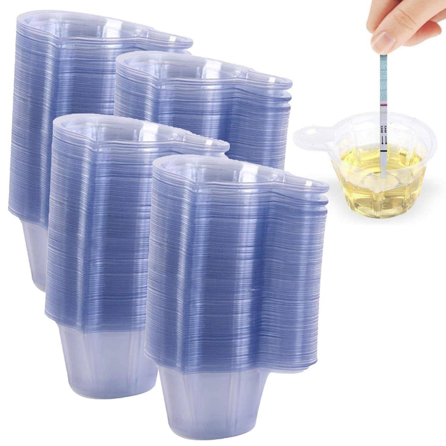 Stapel blauer Kunststoff-Urinprobebecher mit einer Hand, die einen Teststreifen in einem Becher mit gelber Flüssigkeit verwendet, was auf eine Probenprüfung hindeutet.